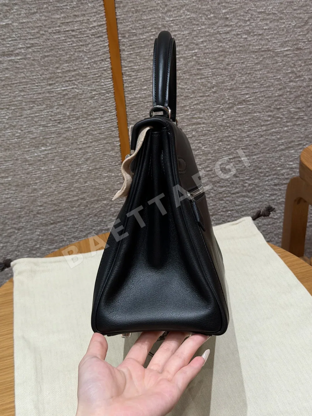 에르메스 켈리 32 블랙 스위프트 가죽 가방 상세 이미지 4