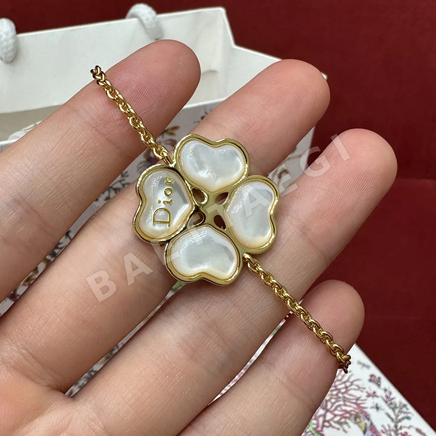 디올 스파클링 클로버 마더오브펄 팔찌 178752