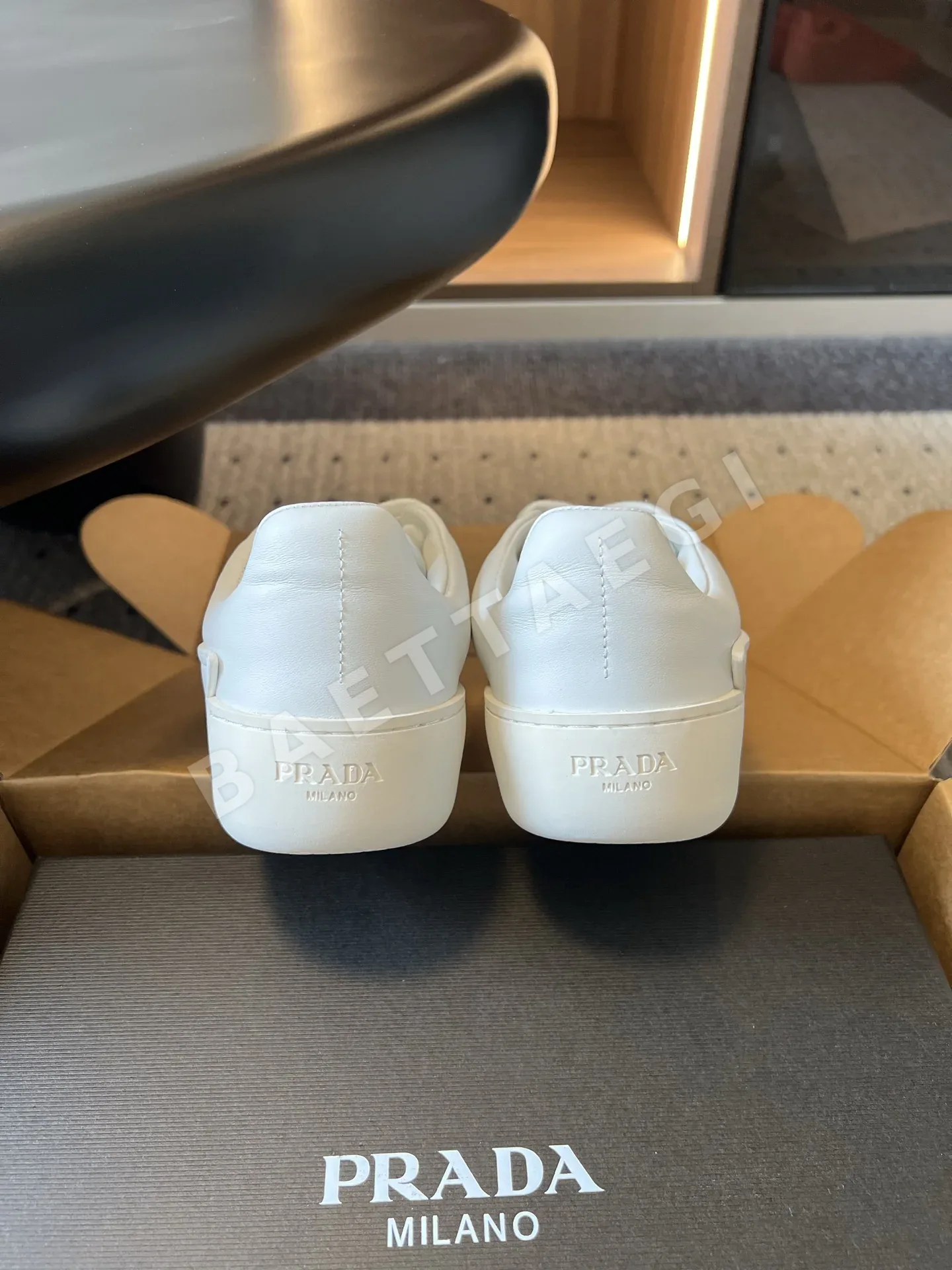 프라다 카프스킨 레더 로우컷 스니커즈 상세 이미지 9