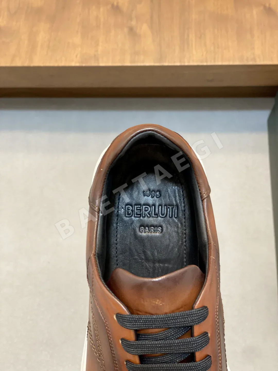 벨루티 소가죽 스크릿 패턴 로우컷 신발 상세 이미지 7