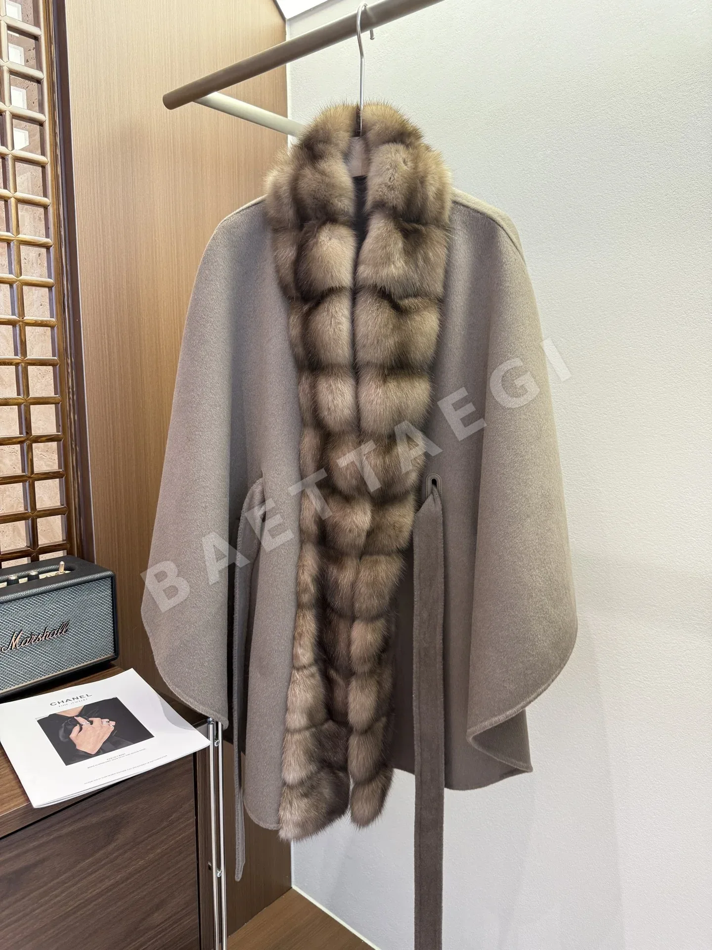 로로피아나 세이블 캐시미어 케이프 여성 의류 상세 이미지 4