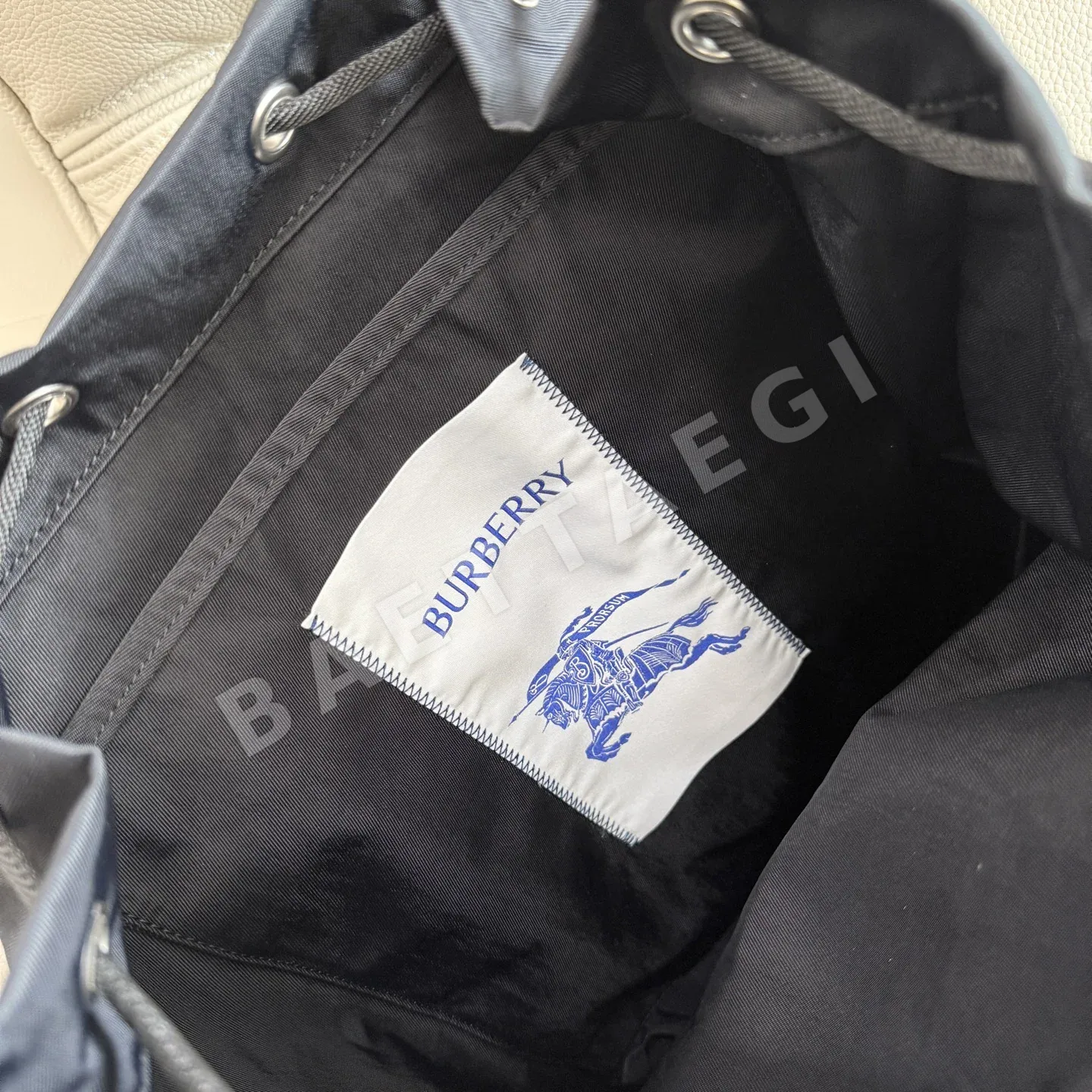 버버리 기마 문양 장식 백팩 상세 이미지 7