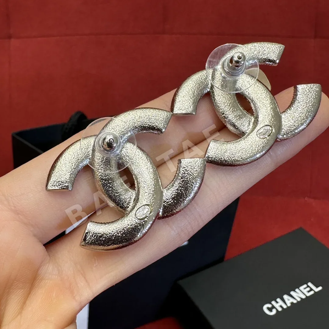 샤넬 실버 화이트 스파클링 더블 C 스터드 귀걸이 상세 이미지 6