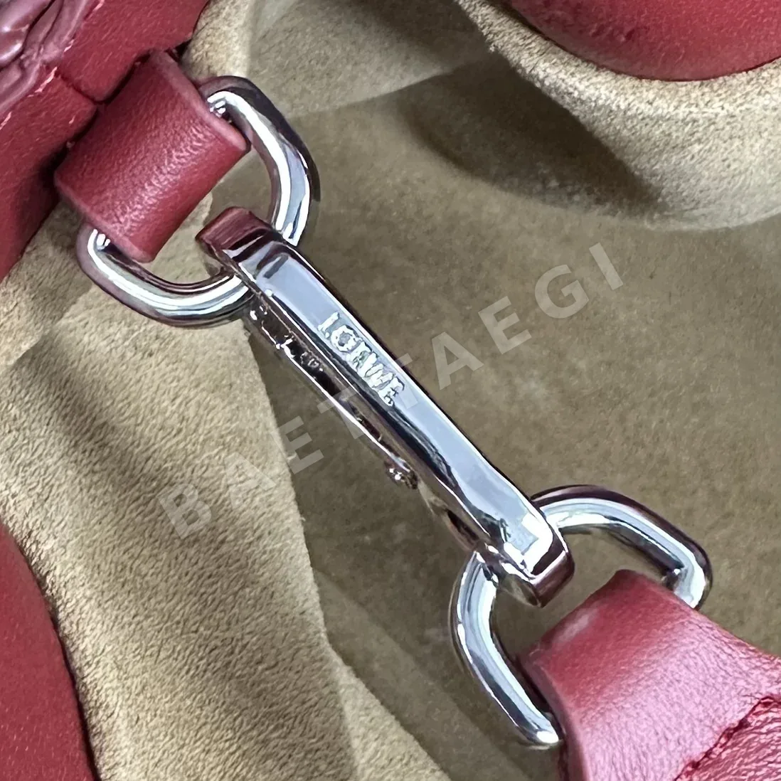 로에베 플라멩코 나파 가죽 드로스트링 백 상세 이미지 9