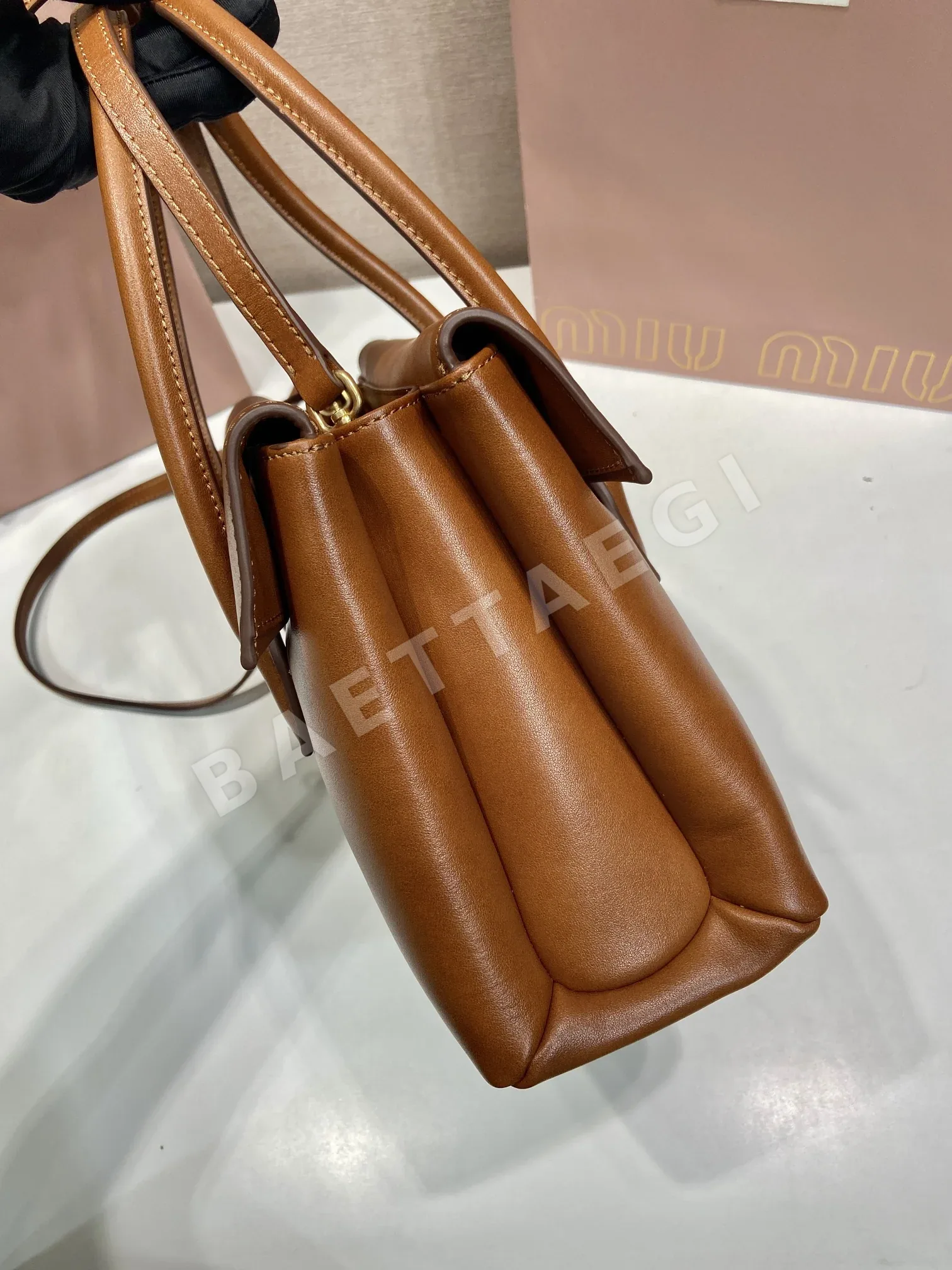 미우미우 카프스킨 핸드백 5BA302 상세 이미지 5