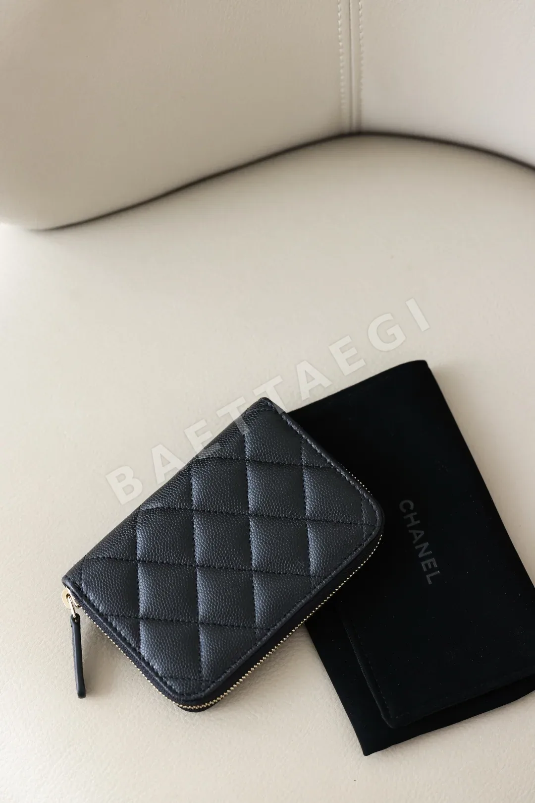샤넬 라인스톤 더블 C 로고 지퍼 코인 지갑 상세 이미지 3