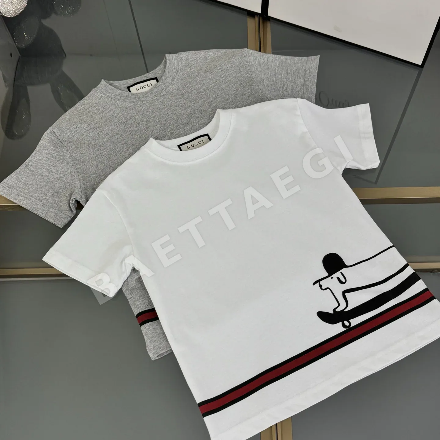 구찌 스케이트보드 베어 그래피티 프린트 키즈 상의 상세 이미지 3