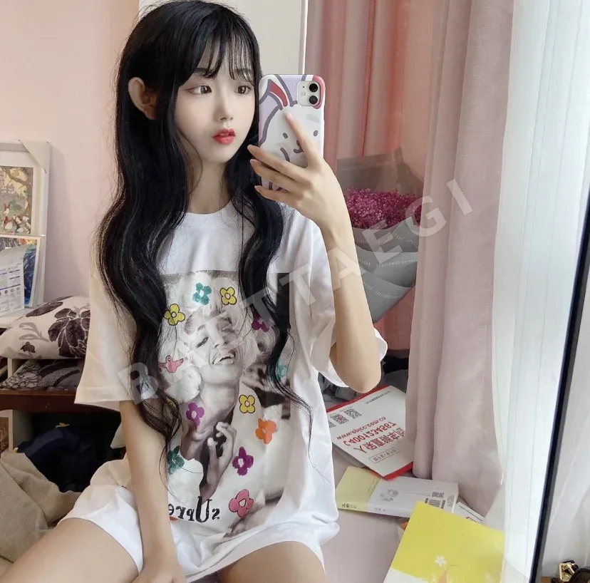 슈프림 나오미 캐릭터 프린트 남성 반팔 티셔츠 상세 이미지 8