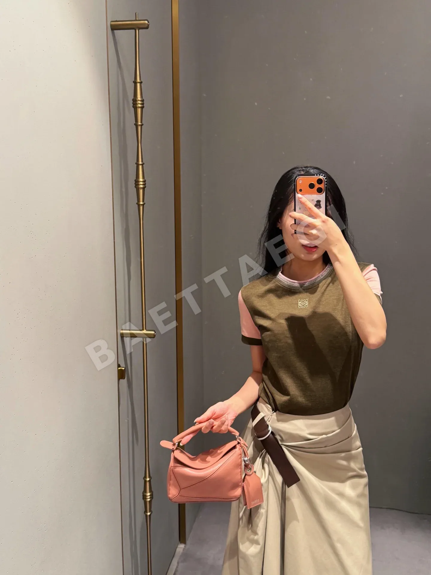 로에베 컬러 블록 아나그램 자수 코튼 반팔 티셔츠 상세 이미지 4