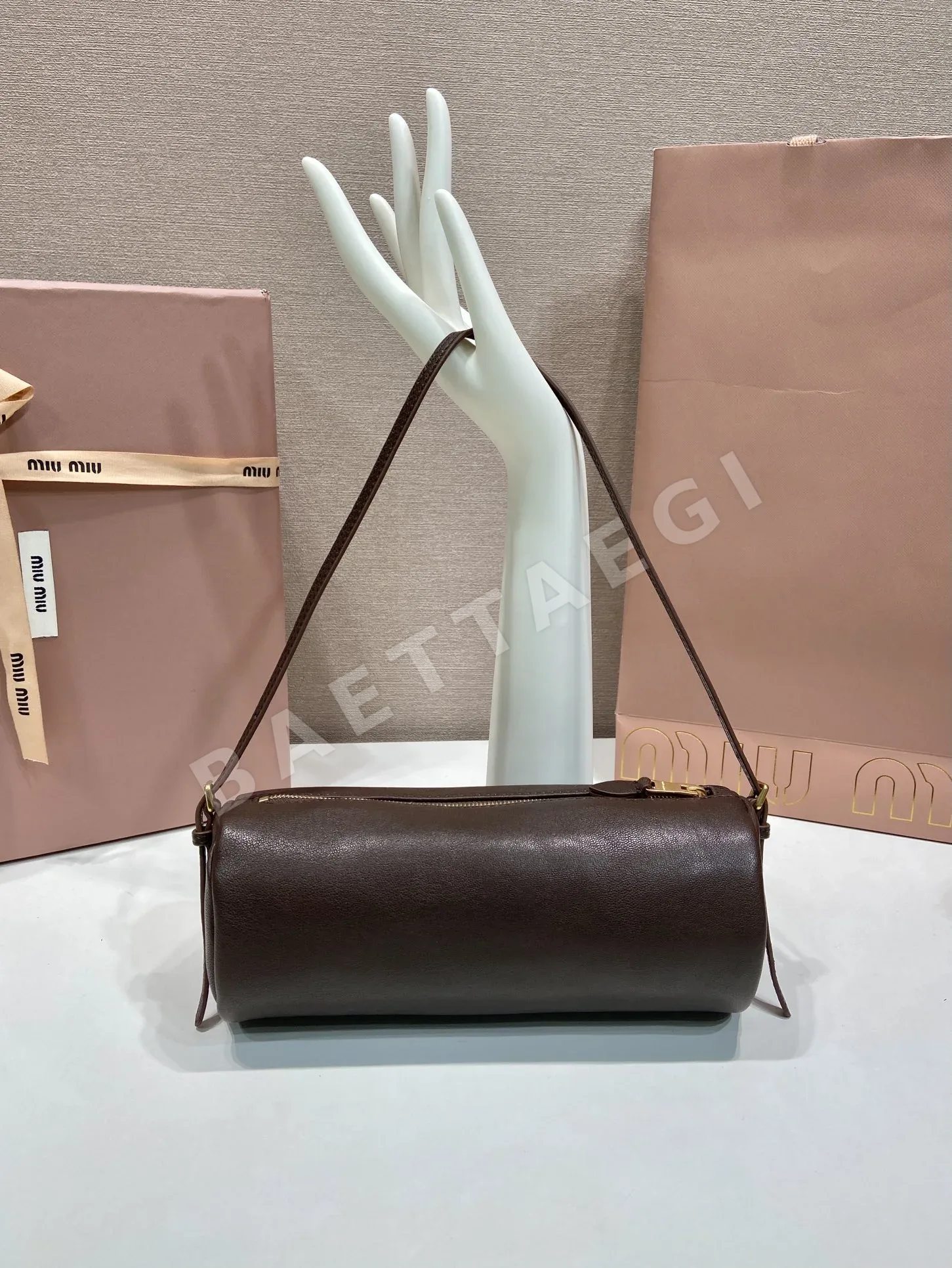 미우미우 나파 가죽 숄더 파우치 5NE851 상세 이미지 4