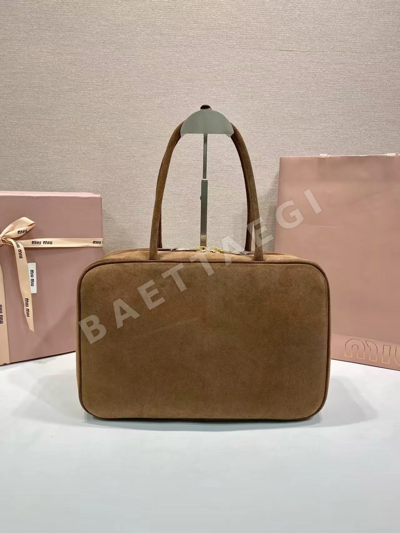 미우미우 스웨이드 볼링백 5BB117 상세 이미지 4