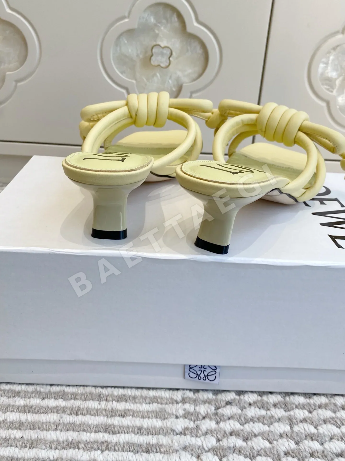 로에베 보우타이 키튼힐 샌들 상세 이미지 8