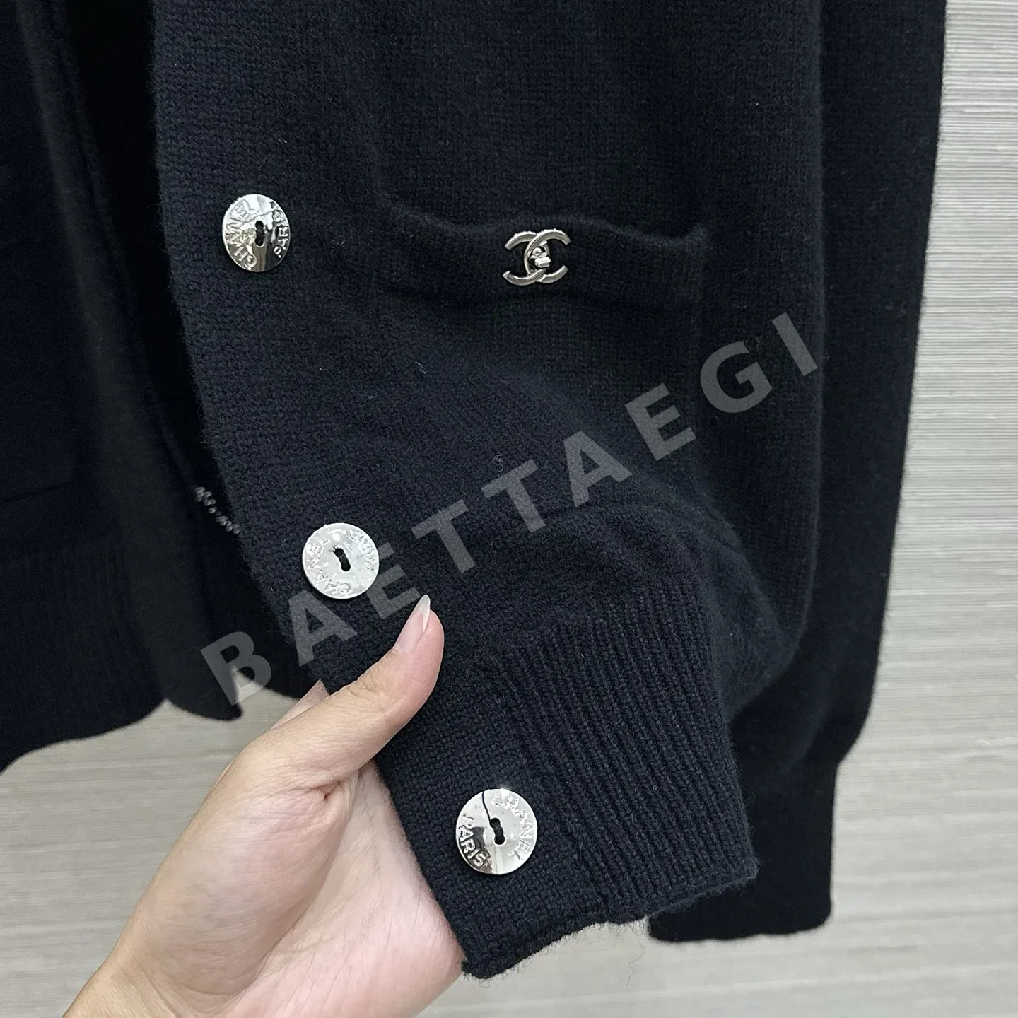 샤넬 골드 버튼 캐시미어 라운드넥 여성 가디건 상세 이미지 7