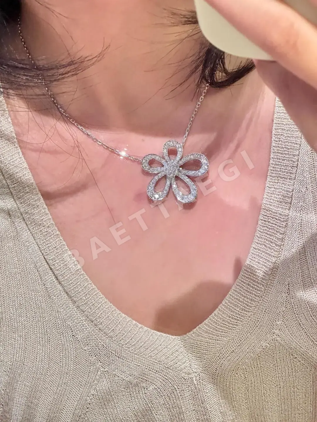 반클리프앤아펠 플라워 레이스 목걸이 상세 이미지 2