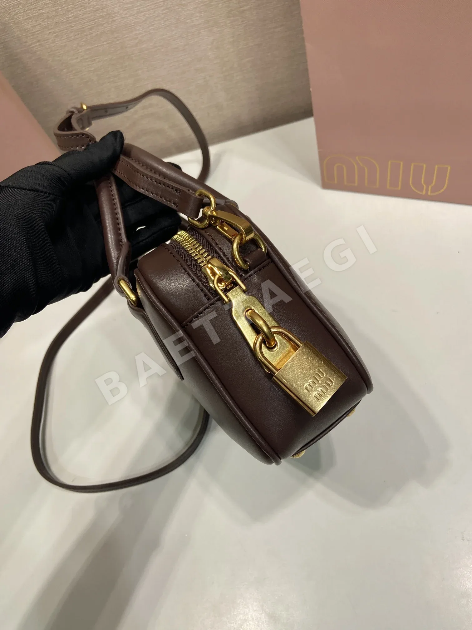 미우미우 컴팩트 소프트 가죽 볼링백 5BB123 상세 이미지 5