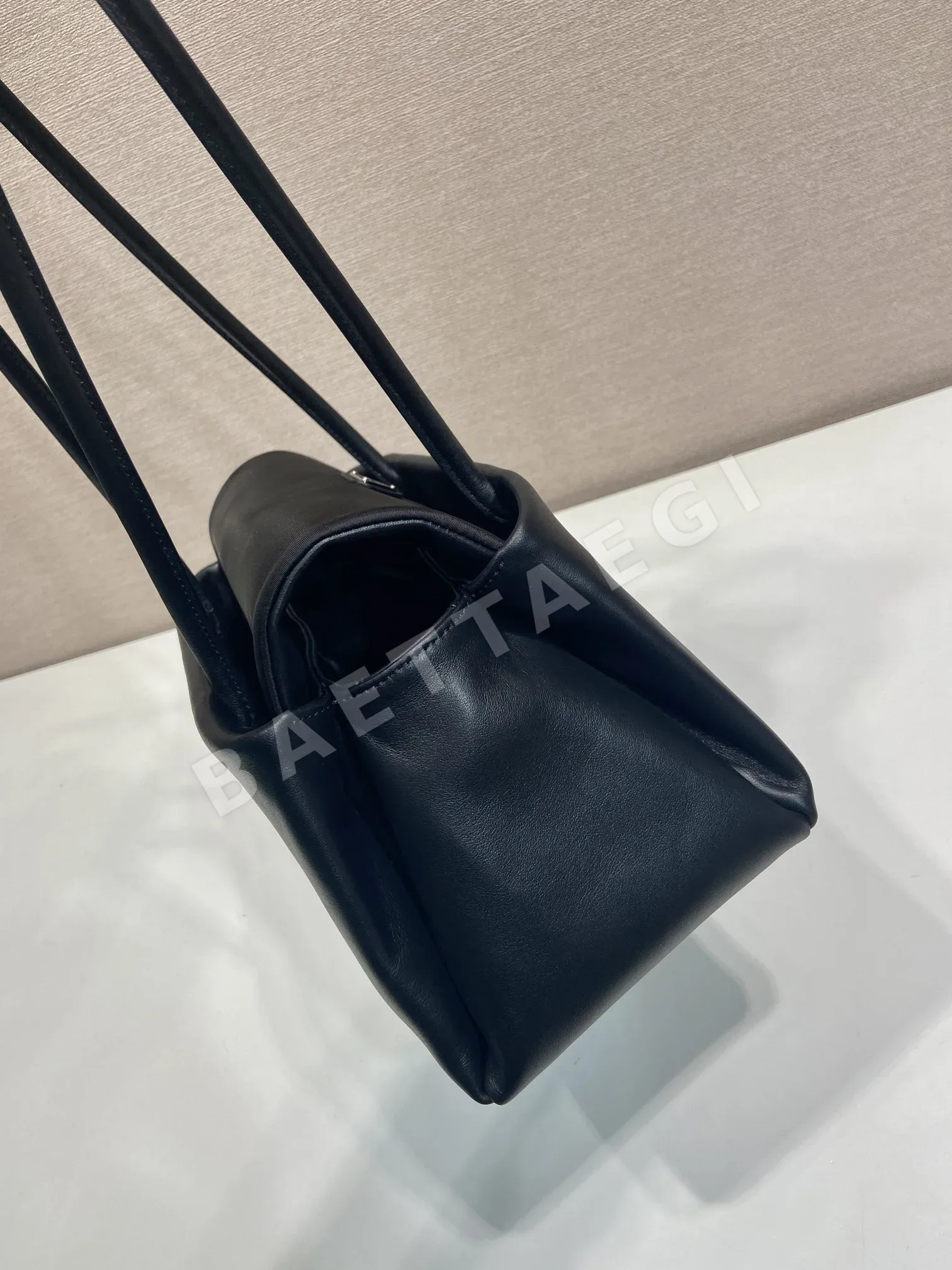 프라다 Re-Nylon 가죽 숄더백 1BA495 상세 이미지 6