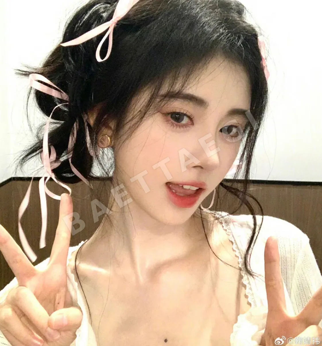 미우미우 에나멜 버튼 스터드 귀걸이 상세 이미지 9