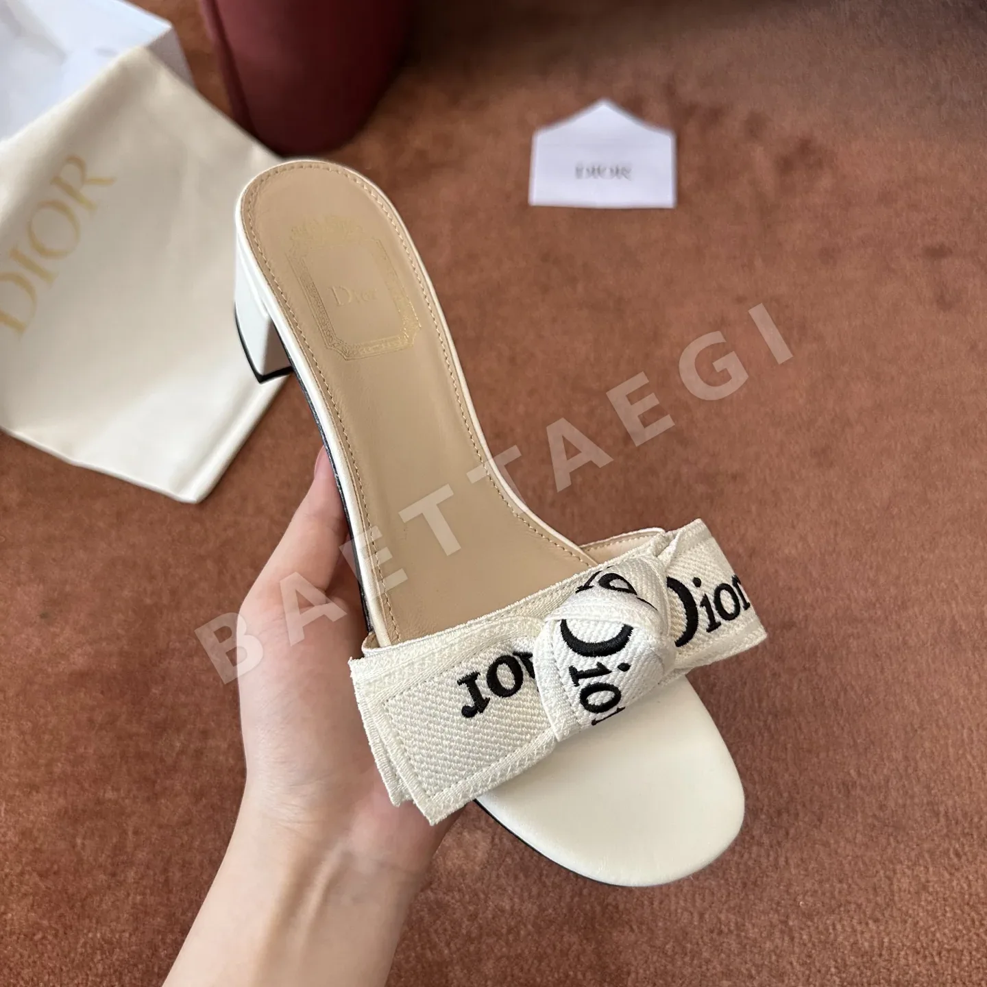 디올 로고 자수 캔버스 플랫 샌들 상세 이미지 5
