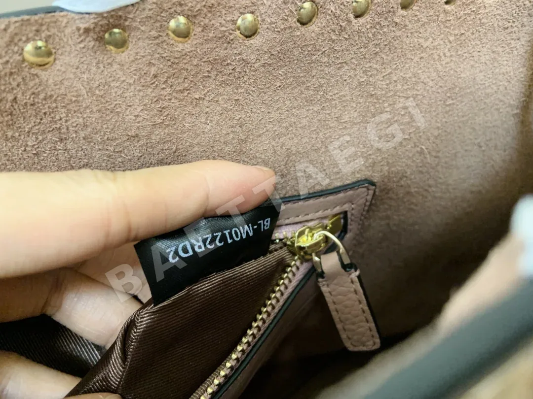 발렌티노 가라바니 락스터드 카프스킨 토트백 상세 이미지 9