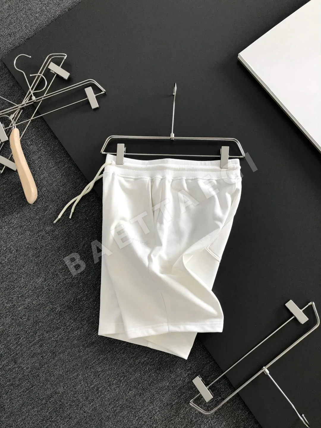 루이비통 남성 자수 반바지 상세 이미지 2