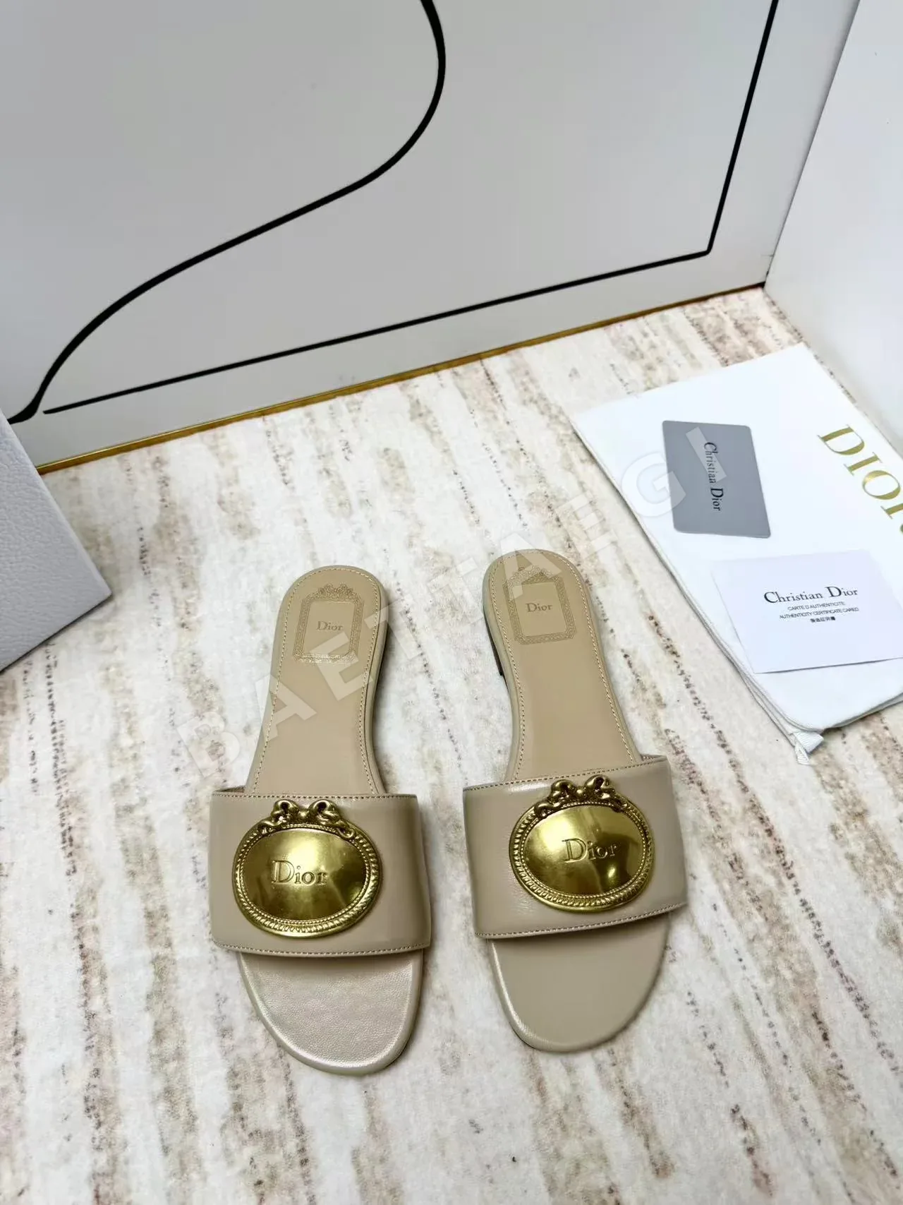 디올 골드 버클 레트로 샌들 104814