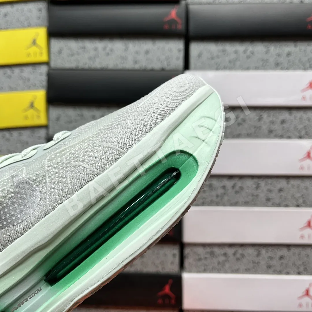 나이키 [CG] 보메로 프리미엄 HM5973-300 201990 Nike Vomero Premium Barely Green 상세 이미지 2