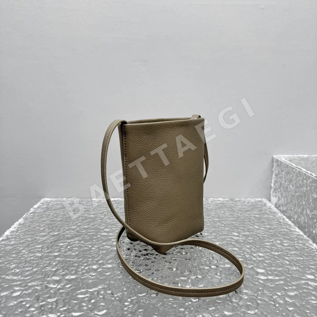 더로우 미니 페블드 가죽 버킷백 상세 이미지 3