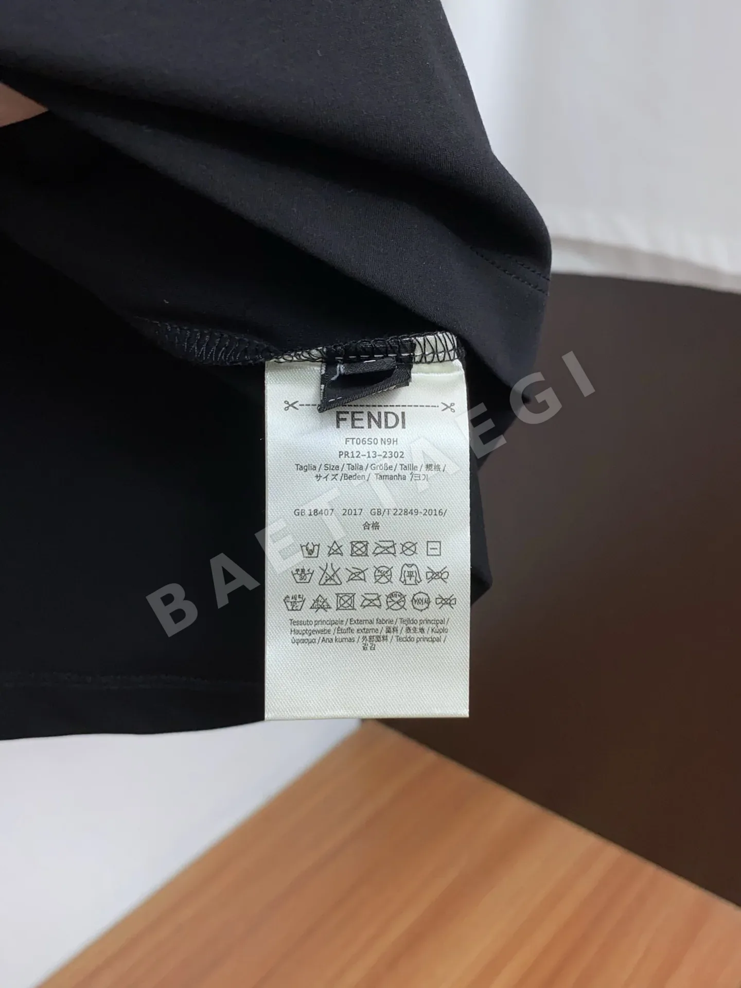 펜디 남성 멜서 가공 반팔 티셔츠 상세 이미지 6