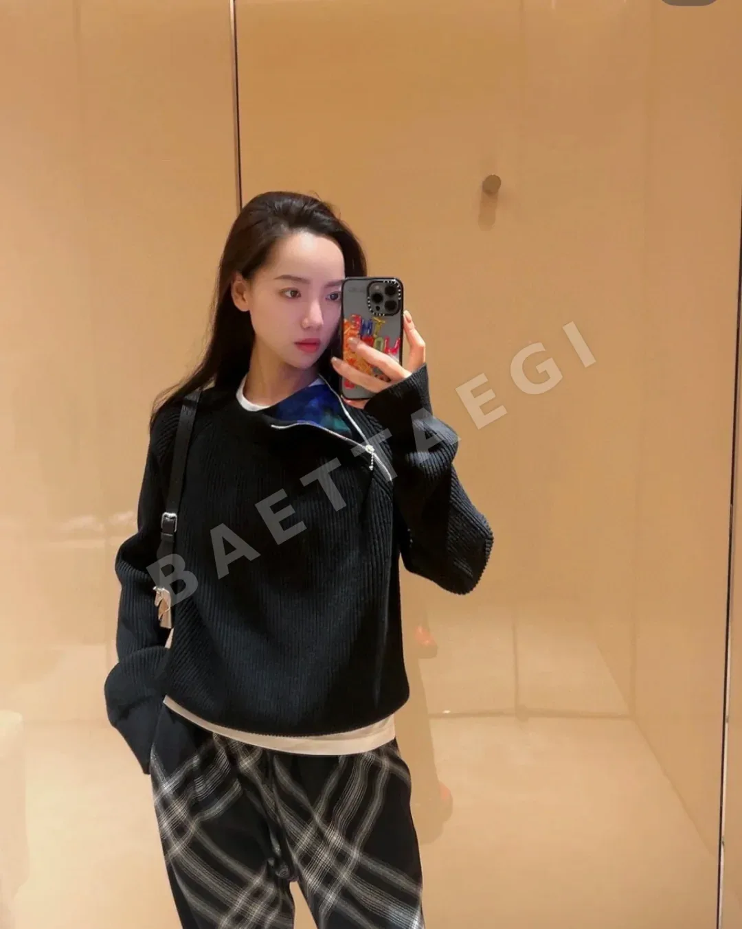 버버리 체스 그레인드 송아지가죽 숄더백 상세 이미지 4