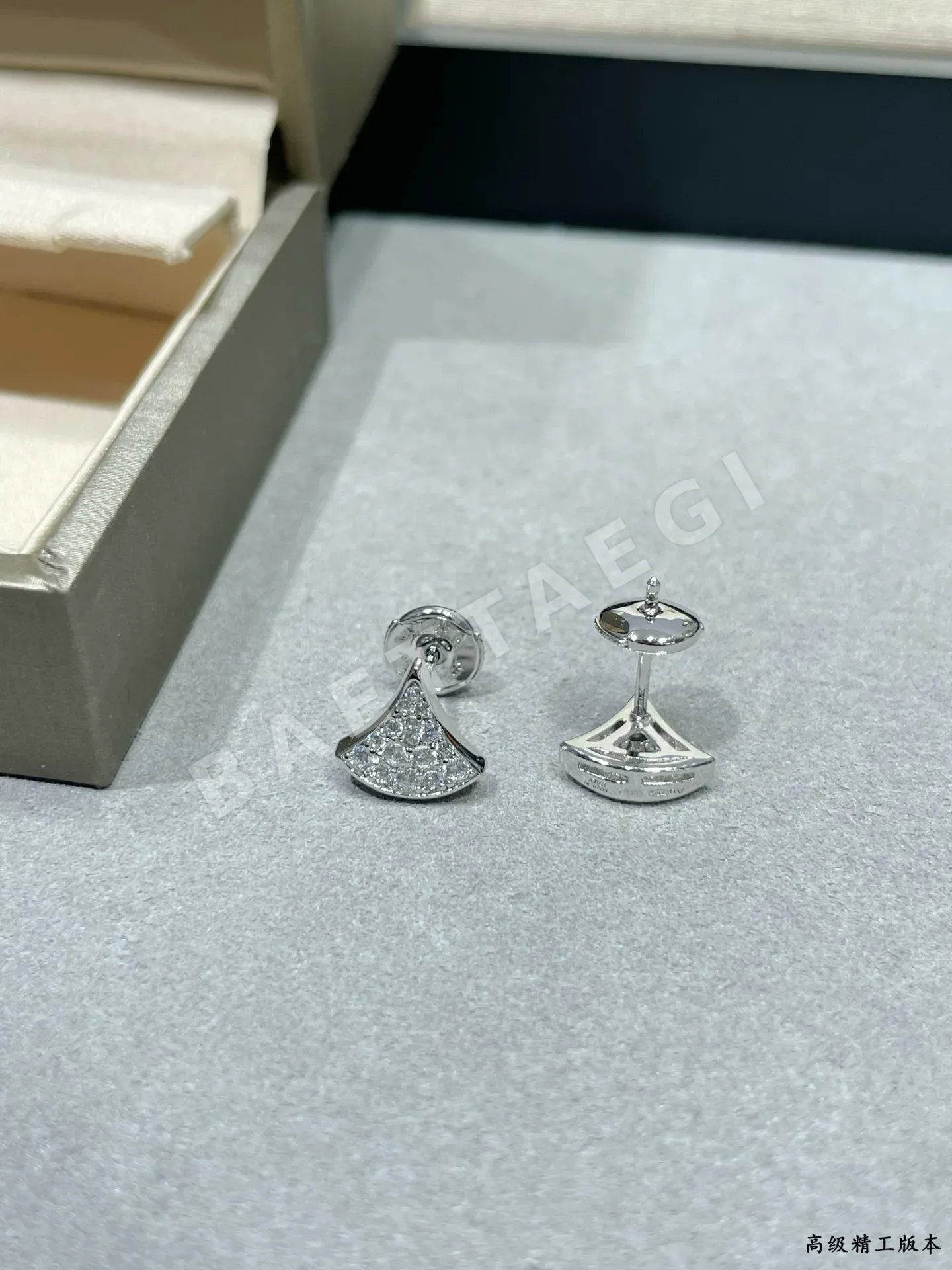 불가리 V 도금 골드 다이아몬드 귀걸이 상세 이미지 8
