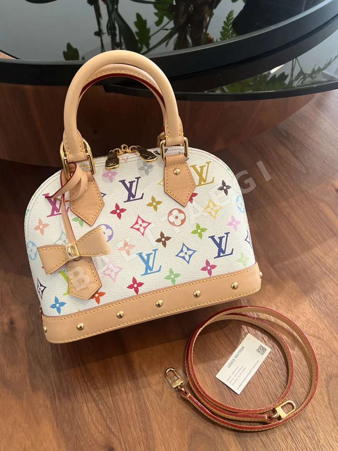 루이비통 화이트 삼색 리본 스터드 숄더백 32273