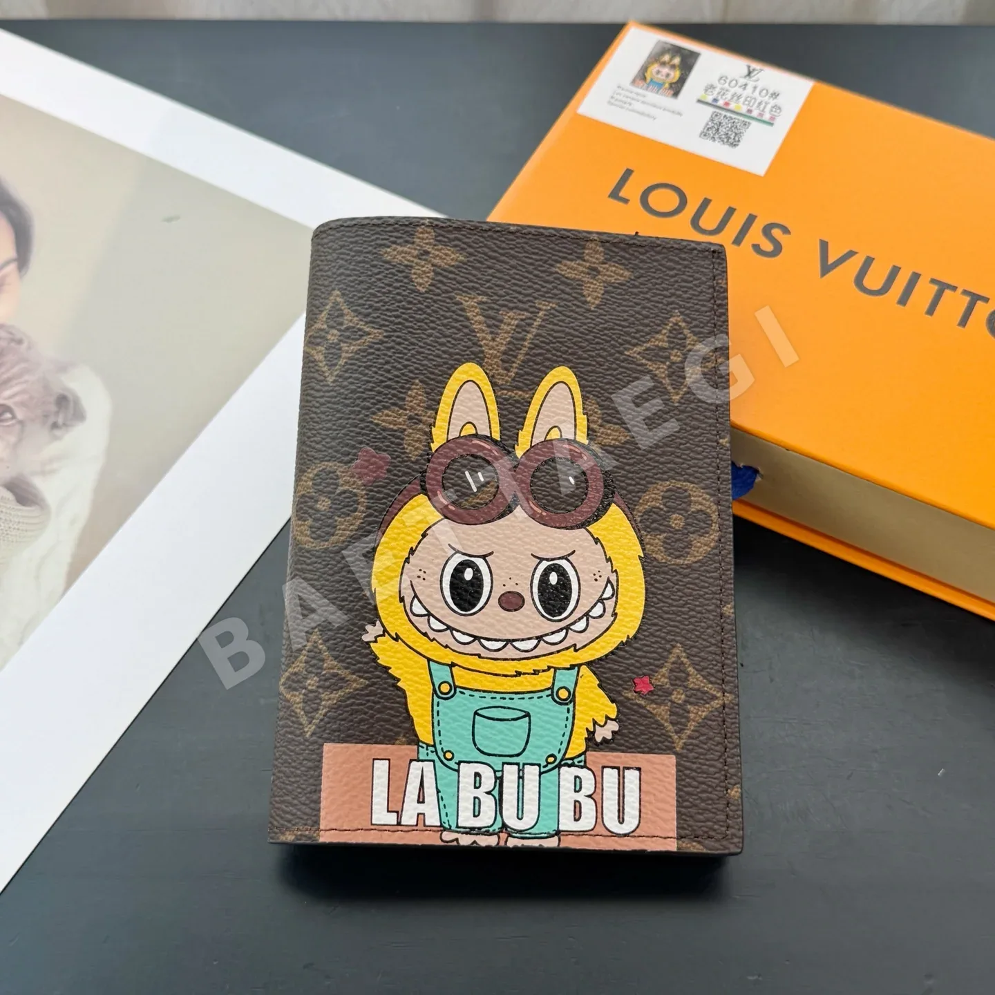 루이비통 다미에 그라피트 LV 러브부 패스포트 홀더 지갑 상세 이미지 3