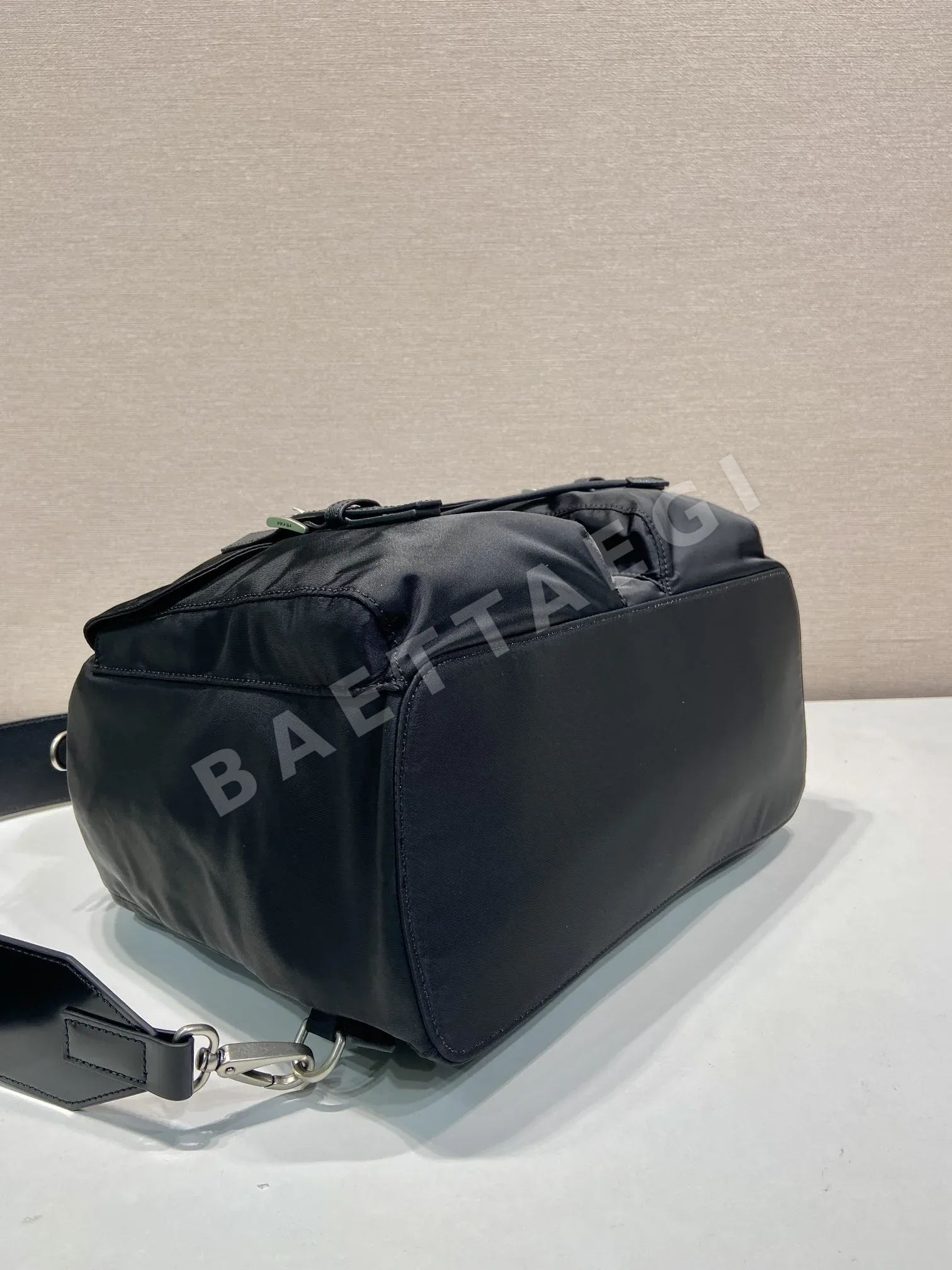 프라다 리나일론 광택 숄더백 2VZ110 상세 이미지 6