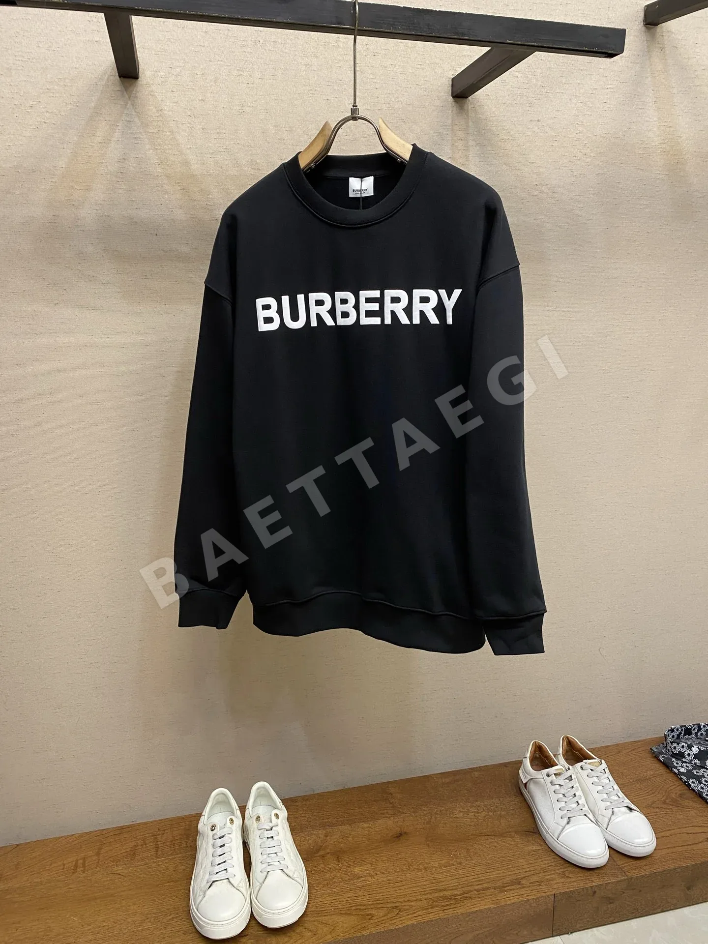 버버리 클래식 폼 레터 프린트 크루넥 반팔 스웨트셔츠 P280
