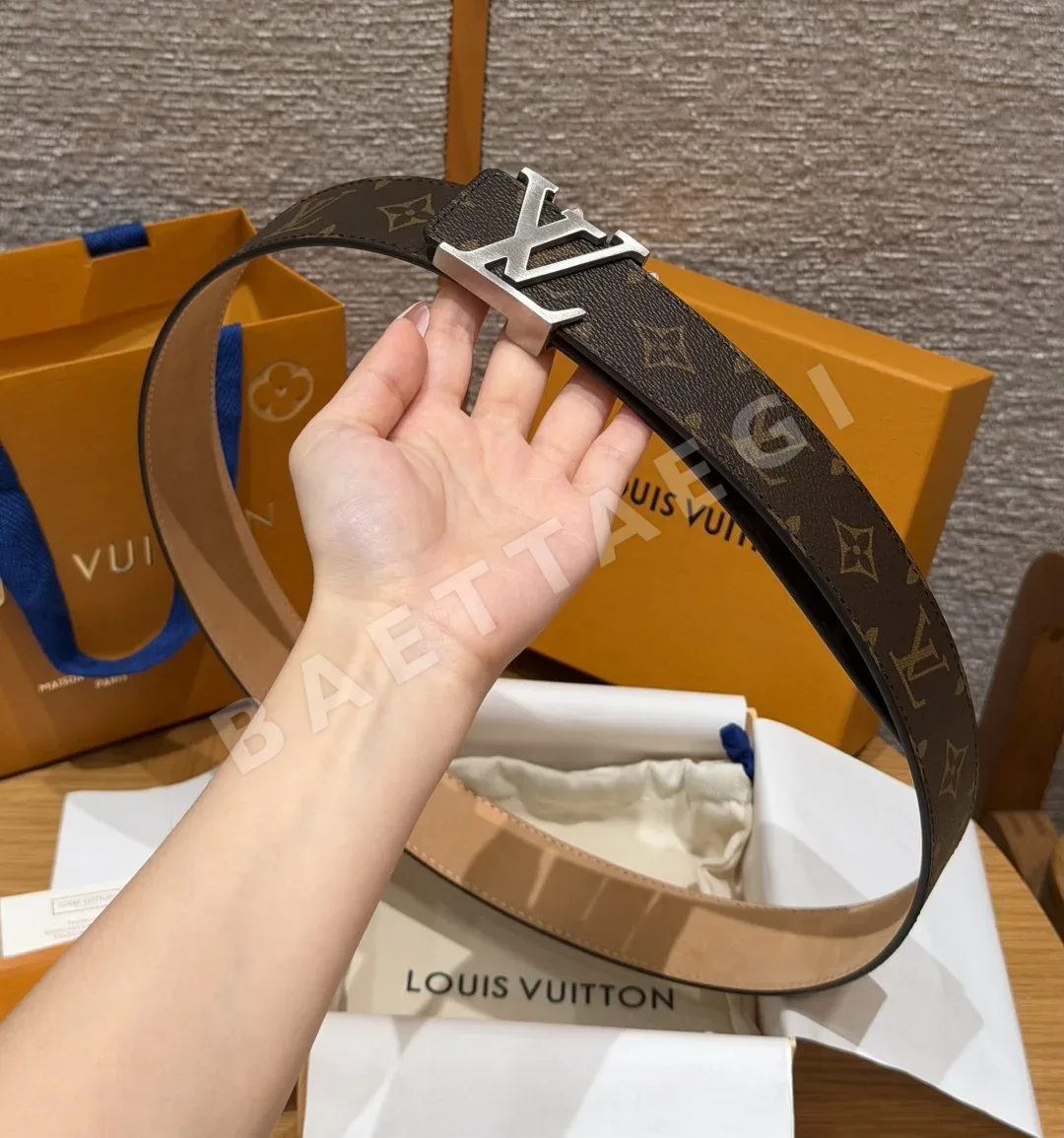 루이비통 이니셜 리버시블 벨트 상세 이미지 4