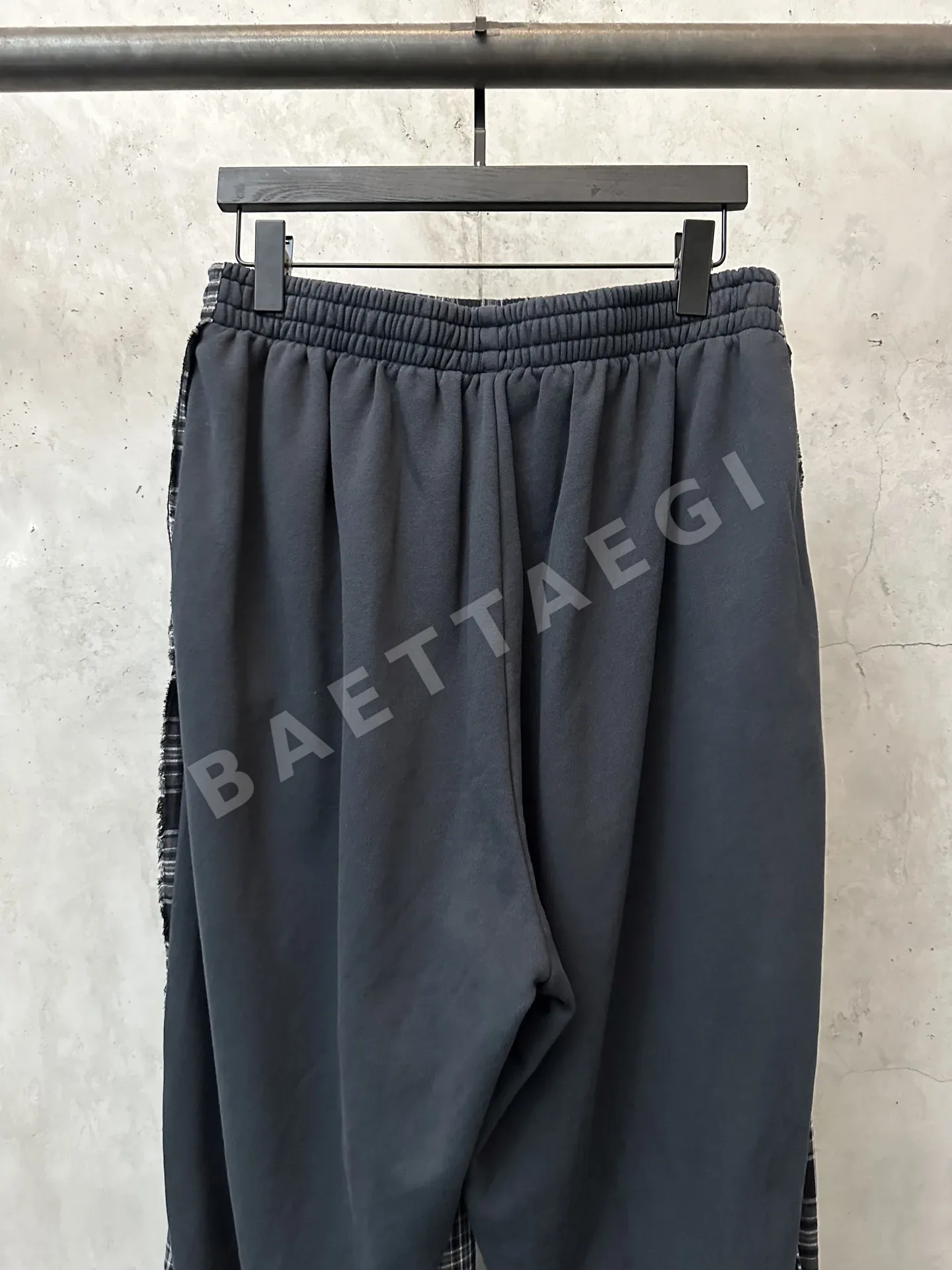 발렌시아가 체크 패턴 패치워크 남성 바지 상세 이미지 5