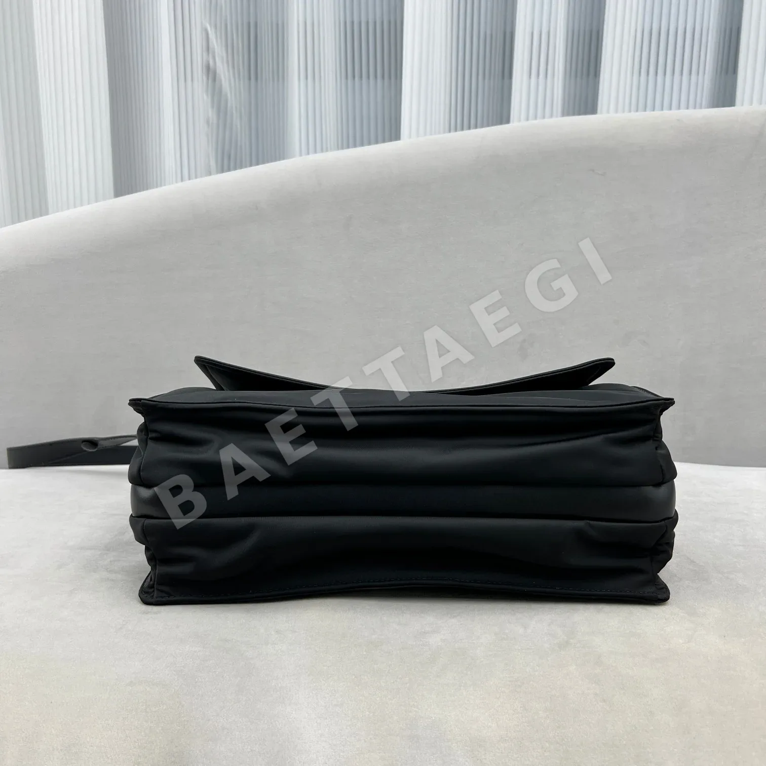 프라다 나일론 삼각로고 메신저백 상세 이미지 5