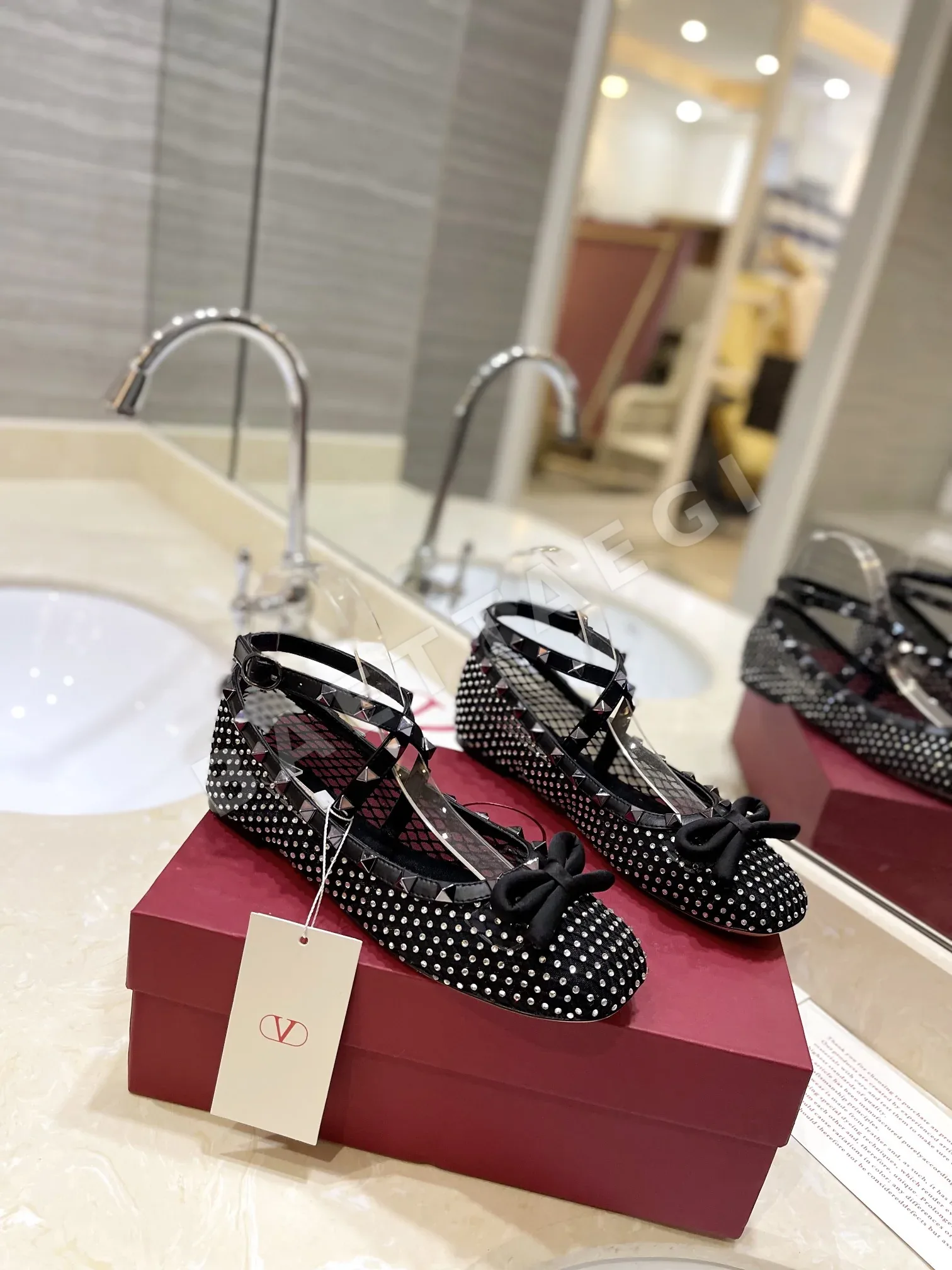 발렌티노 락스터드 크리스탈 메시 발레 플랫 24670