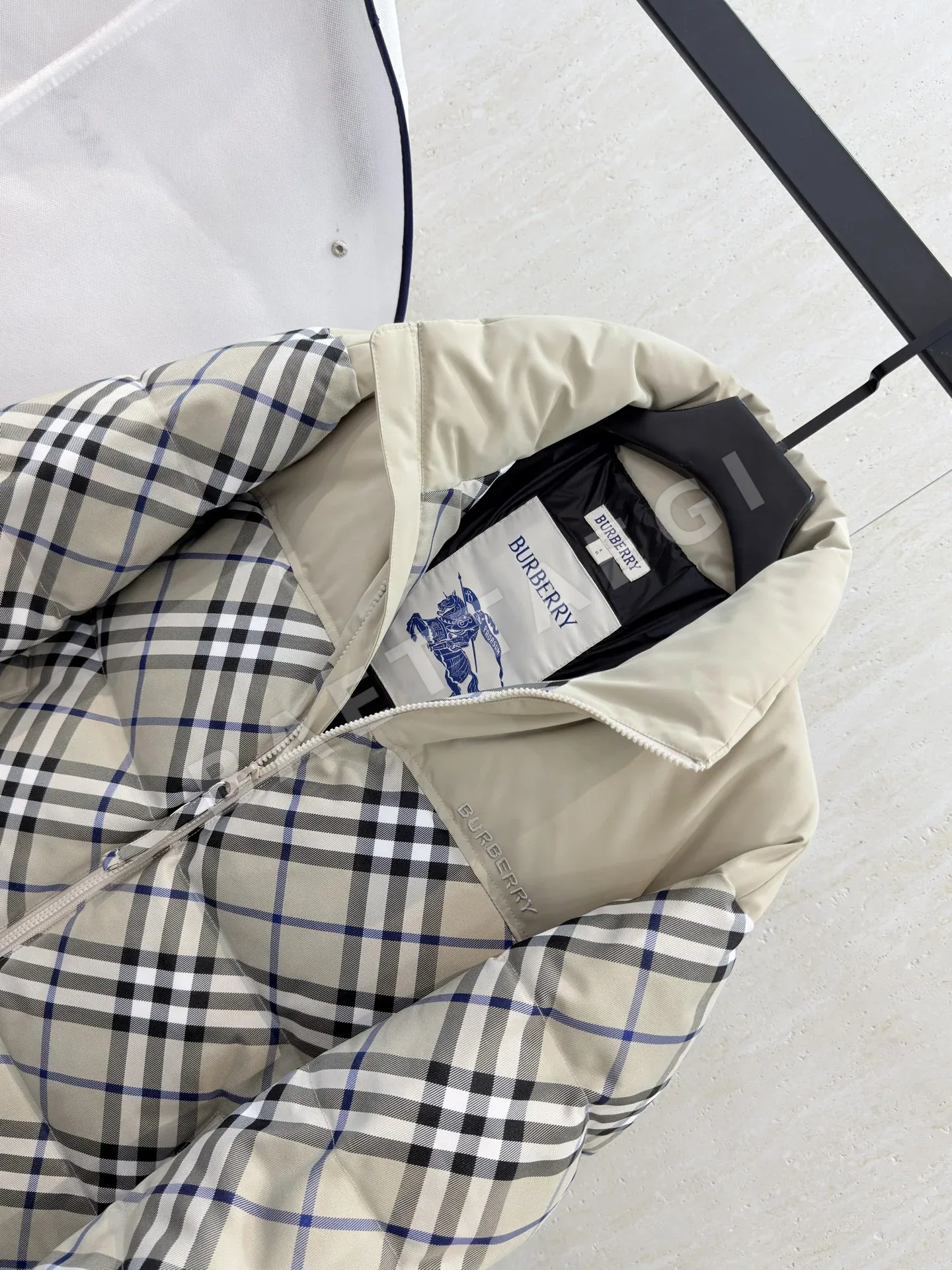 버버리 남성 화이트 덕다운 패딩 상세 이미지 7
