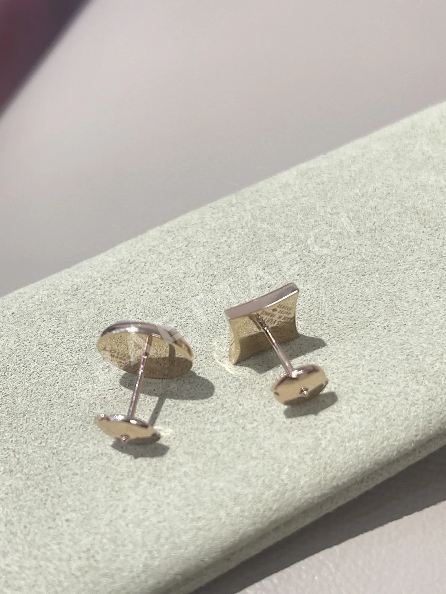 루이비통 18K 골드 화이트 셸 귀걸이 상세 이미지 8