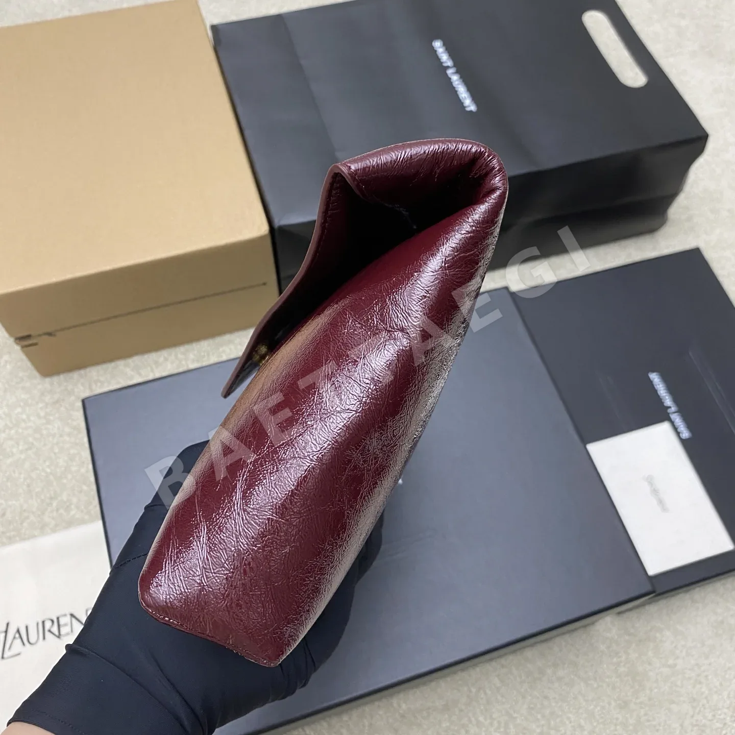생로랑 레드 양가죽 YSL 로고 엔벨로프 클러치 가방 상세 이미지 3