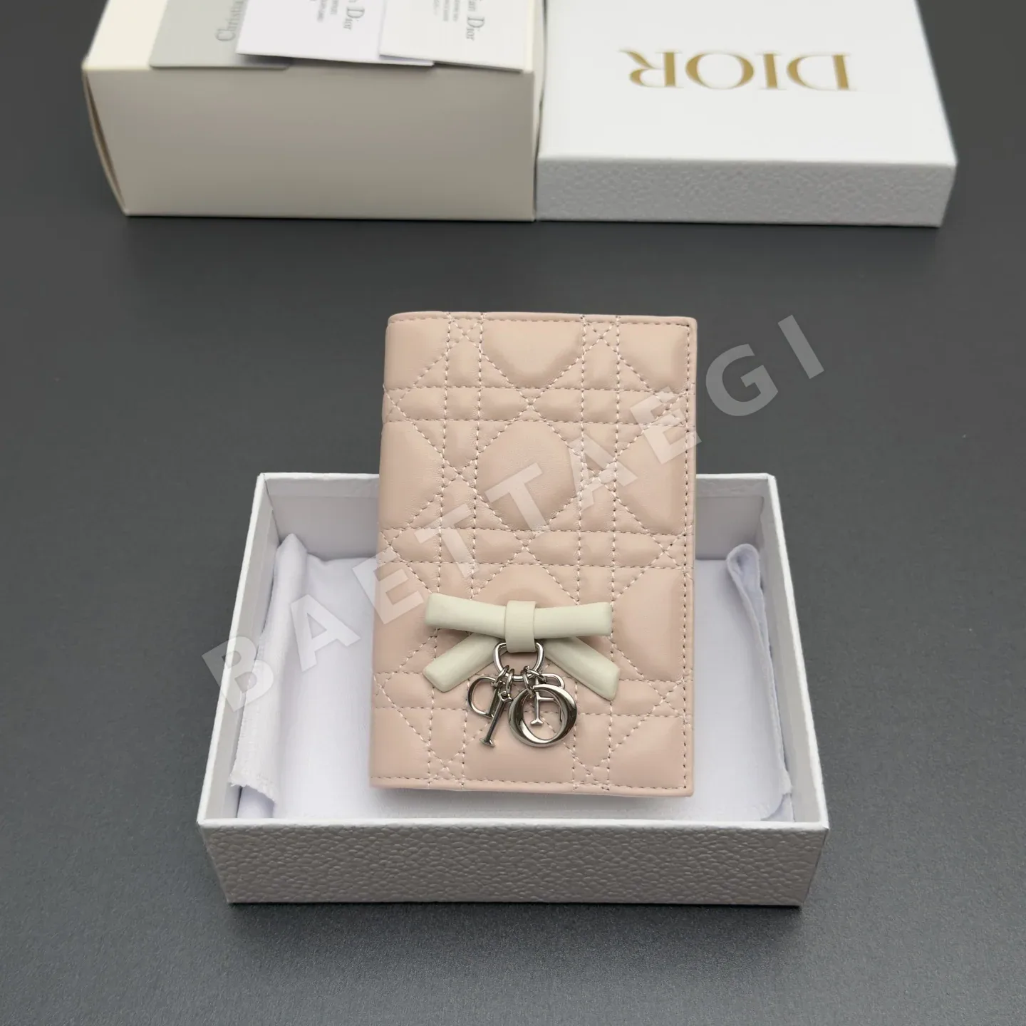 디올 레이디 카나쥬 램스킨 지갑 S2626