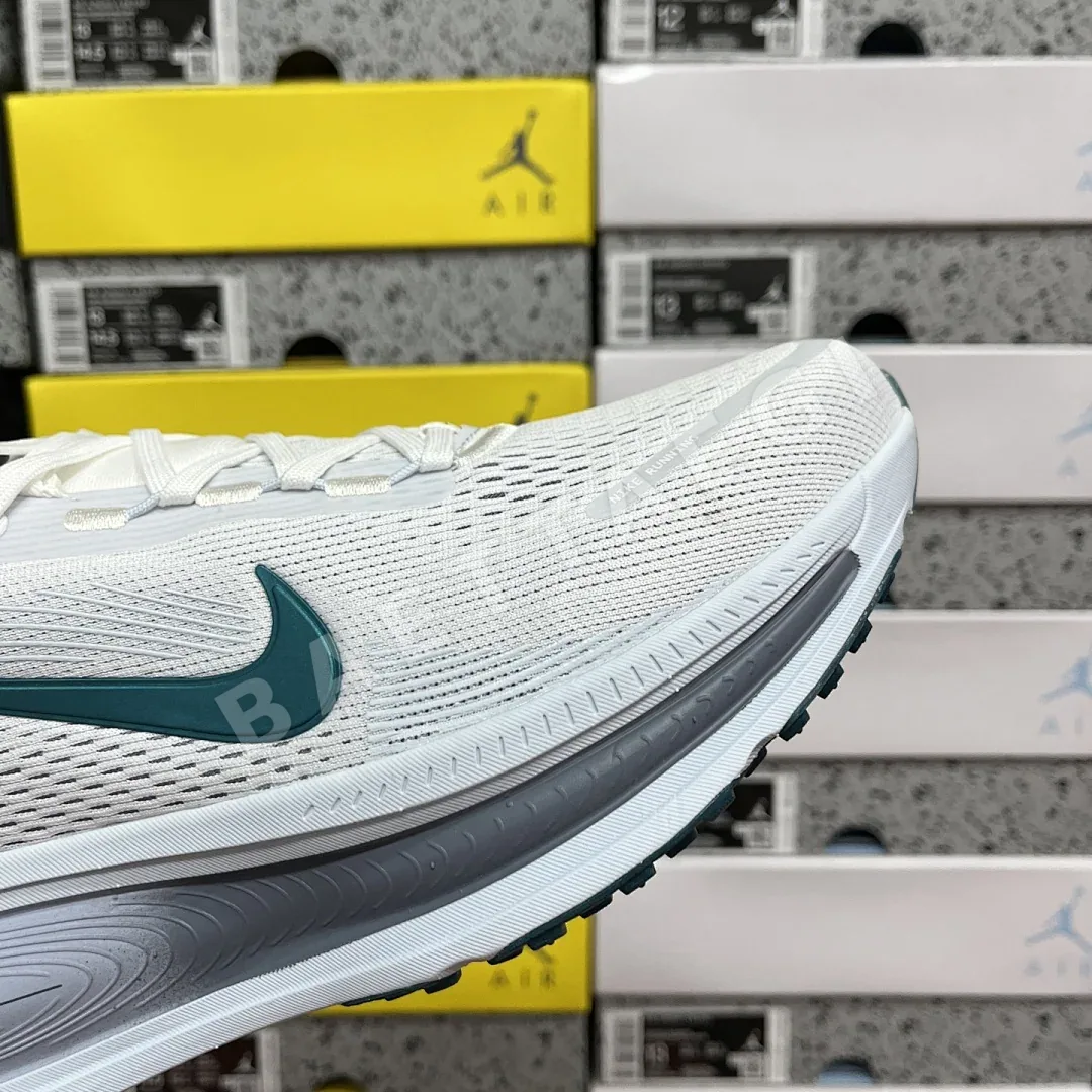 나이키 줌 보메로 18 HM6804-103 201102 Nike Zoom Vomero 18 상세 이미지 4