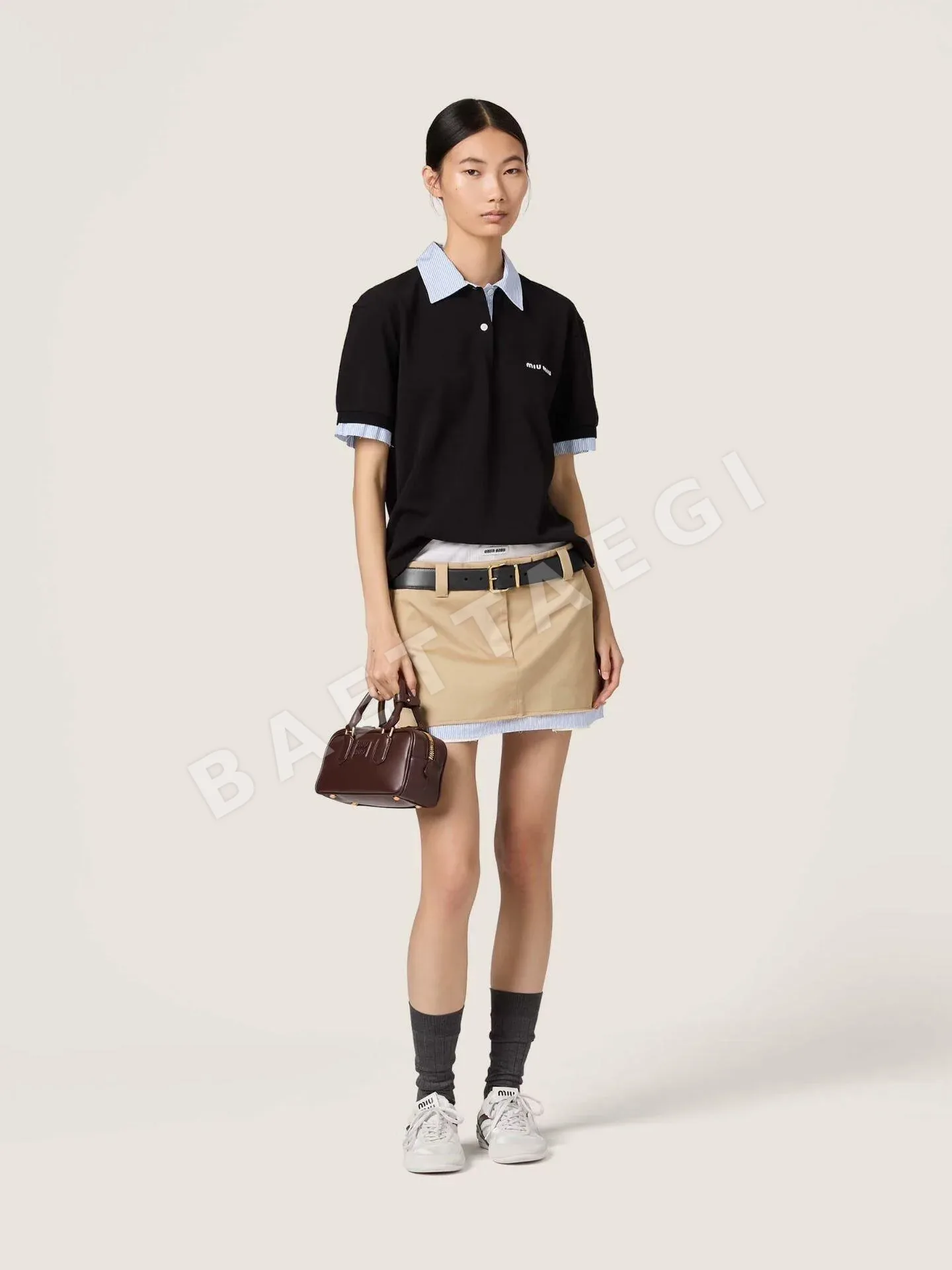 미우미우 스트라이프 카라 자수 반팔 티셔츠