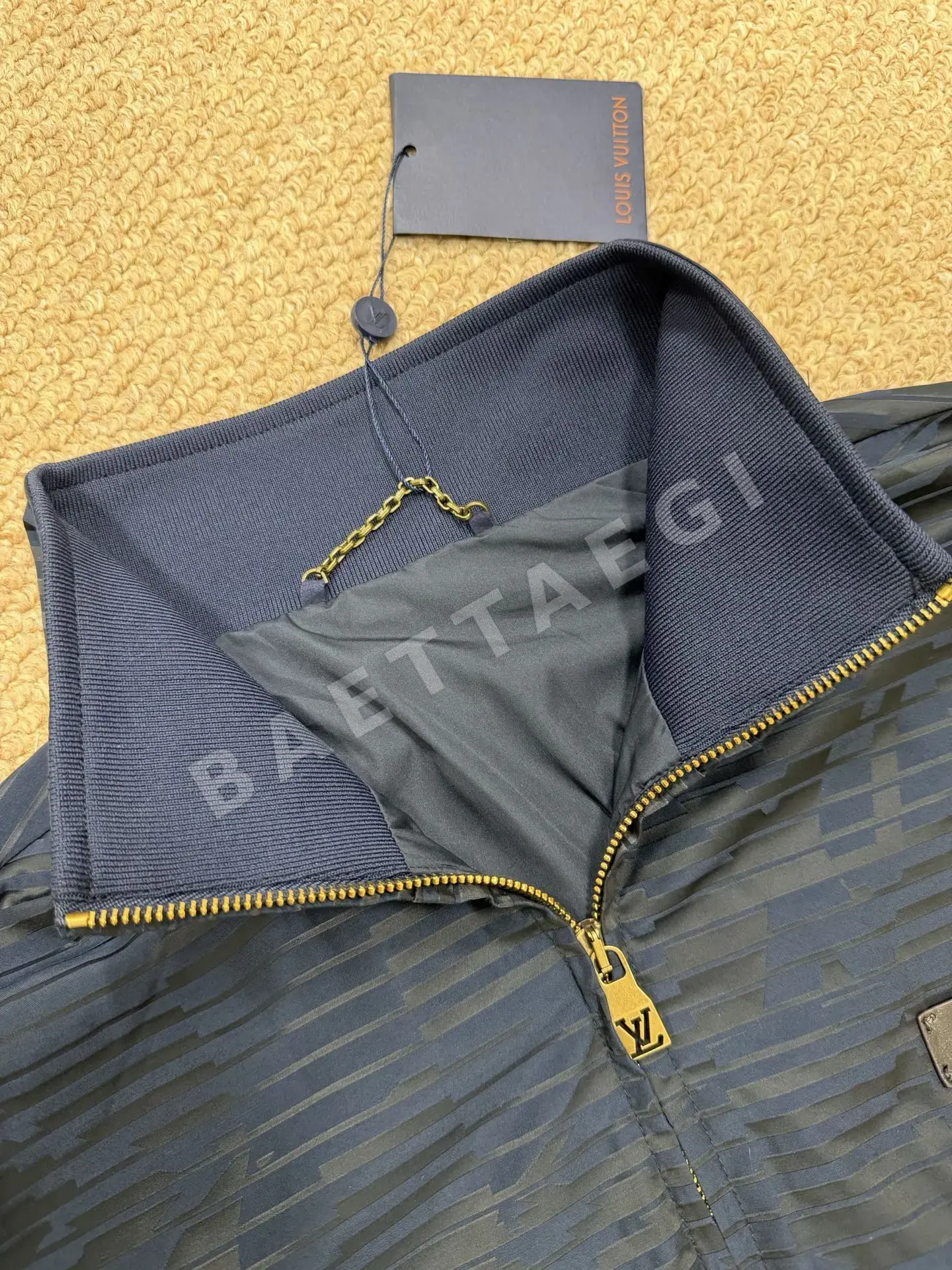 루이비통 다크 패턴 자카드 스탠드 카라 지퍼 자켓 상세 이미지 9