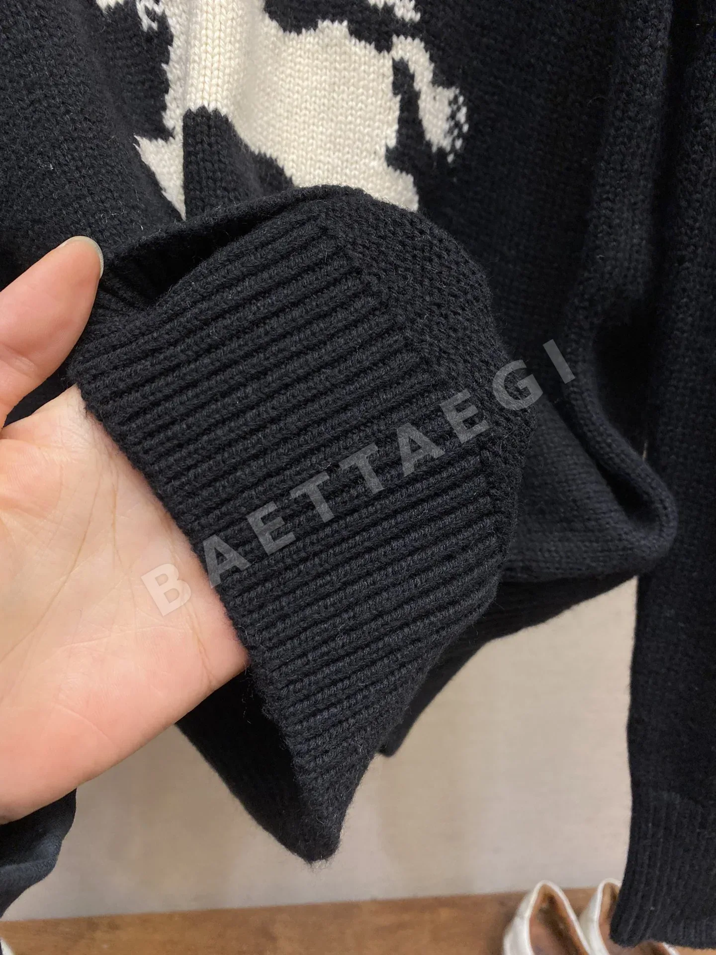 버버리 에쿠에스트리안 로고 캐시미어 혼방 남성 니트 상세 이미지 8
