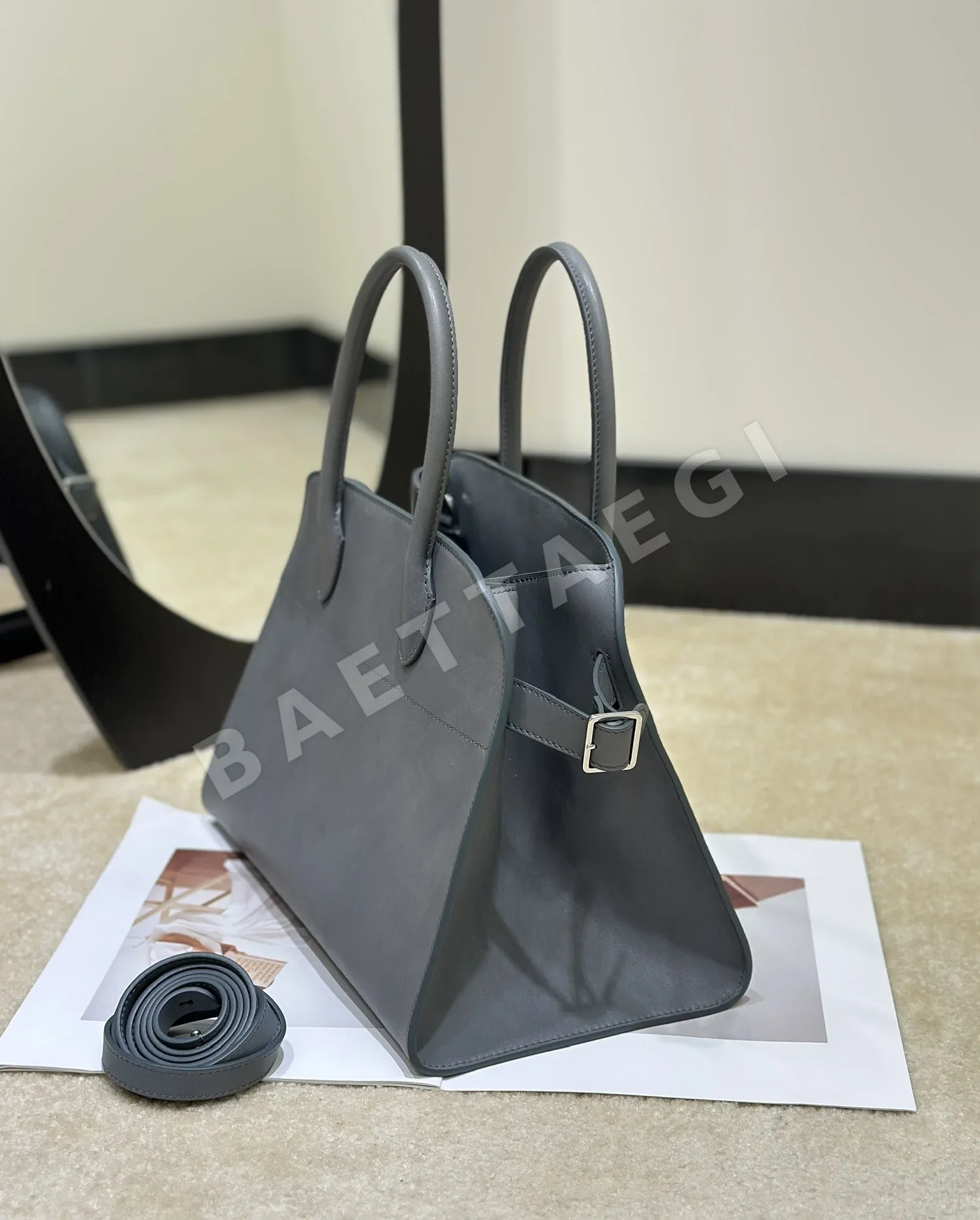 더로우 새들 가죽 핸드백 상세 이미지 3