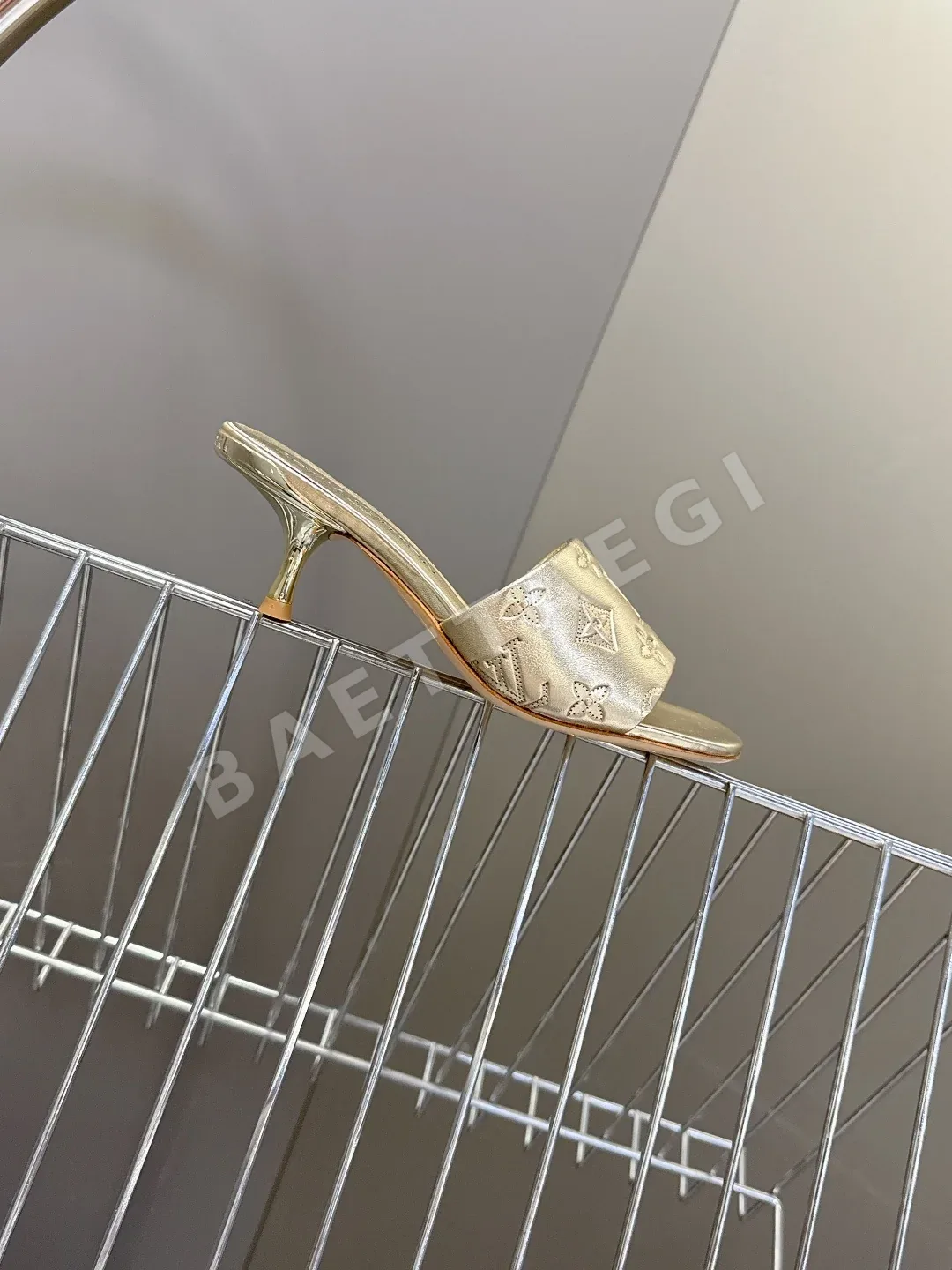 루이비통 모노그램 가죽 여성 신발 상세 이미지 5