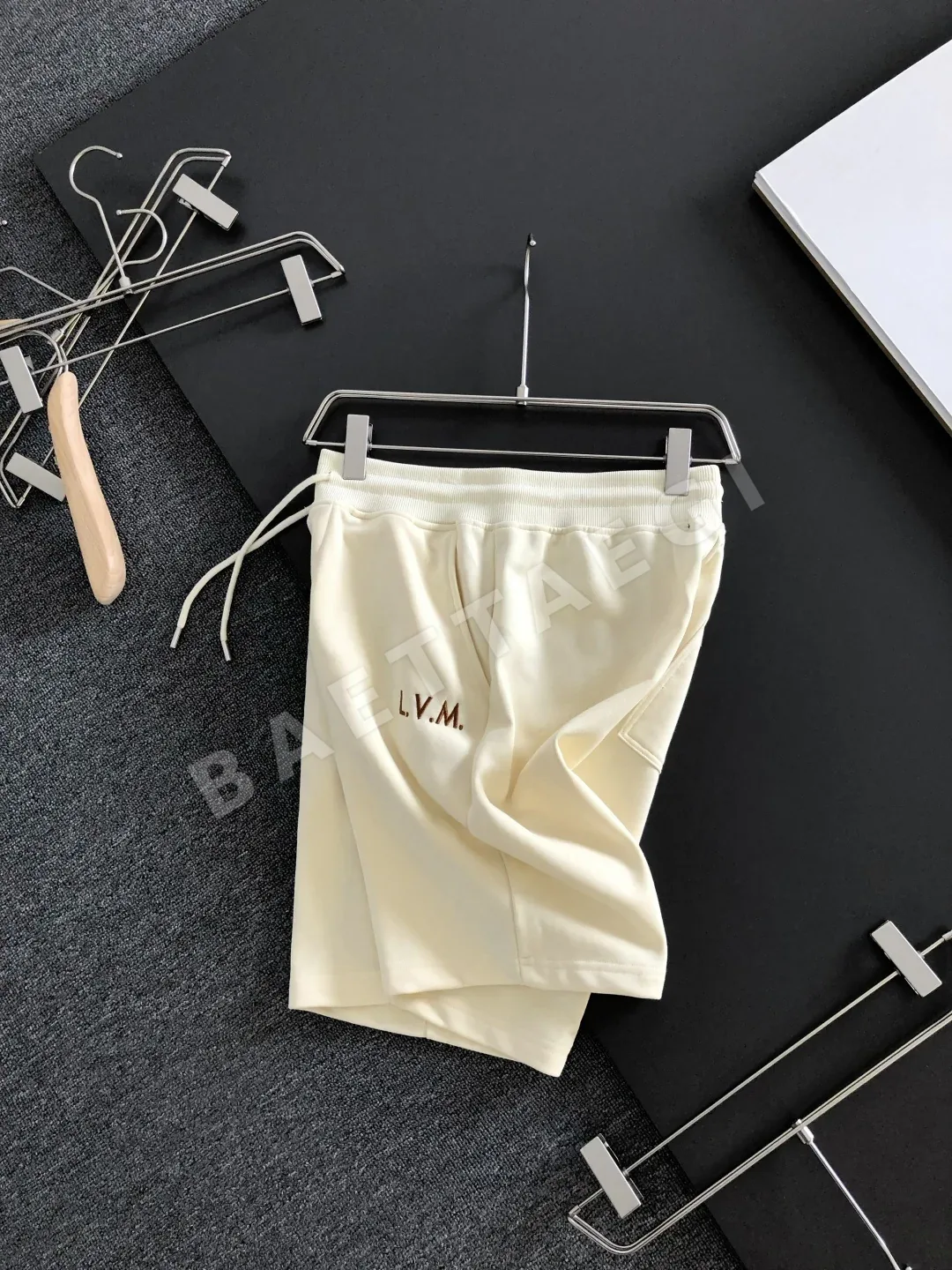 루이비통 자수 로고 남성 반바지 상세 이미지 2