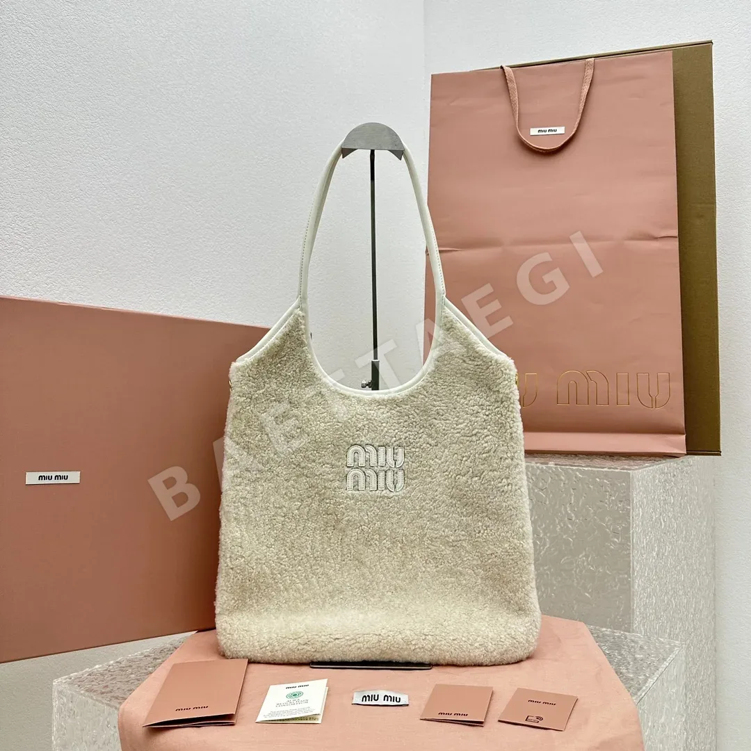 미우미우 흰 램울 토트 숄더백 68074